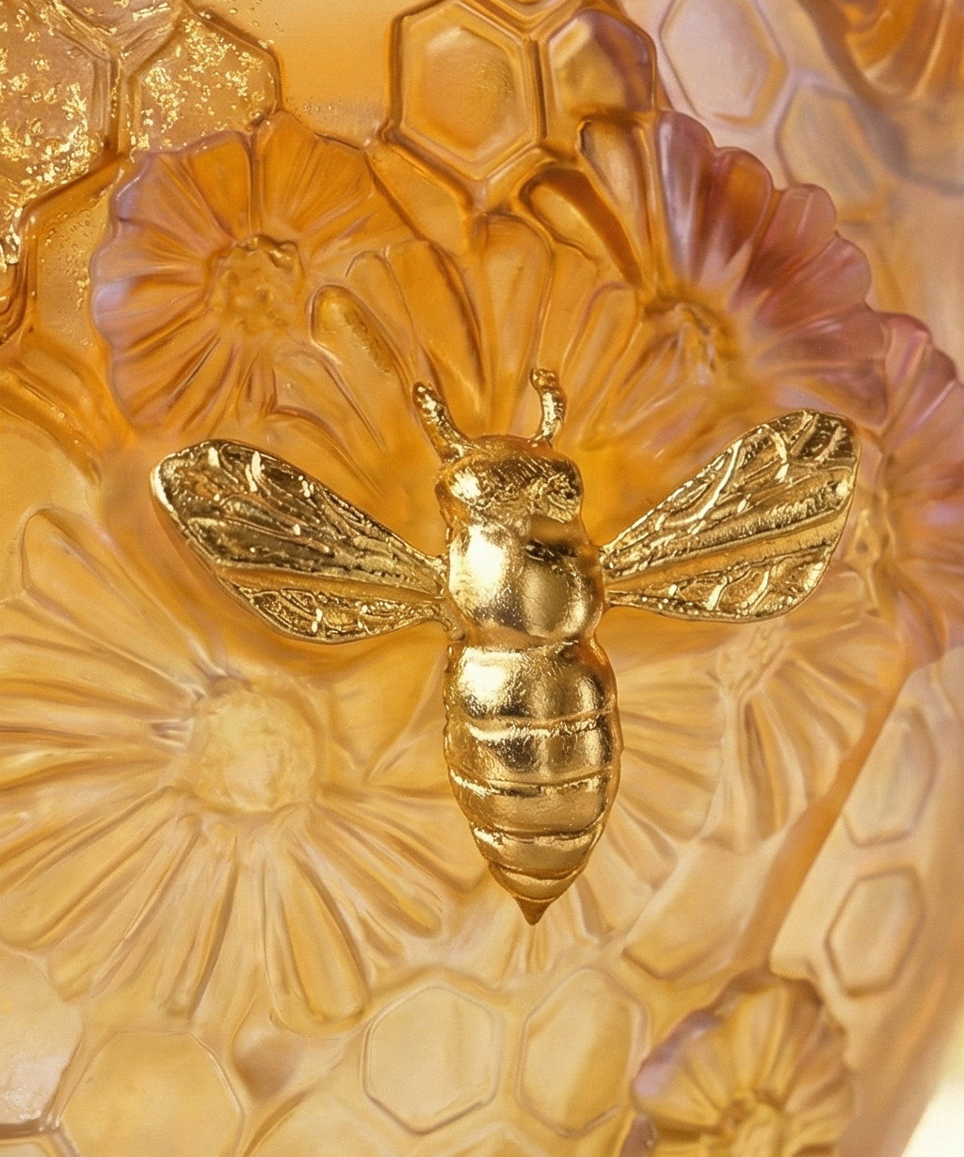 Vase moyen modèle 175ex Or d'Abeille de la marque Daum, verre coloré avec motif en abeilles, élégant et artisanal.
