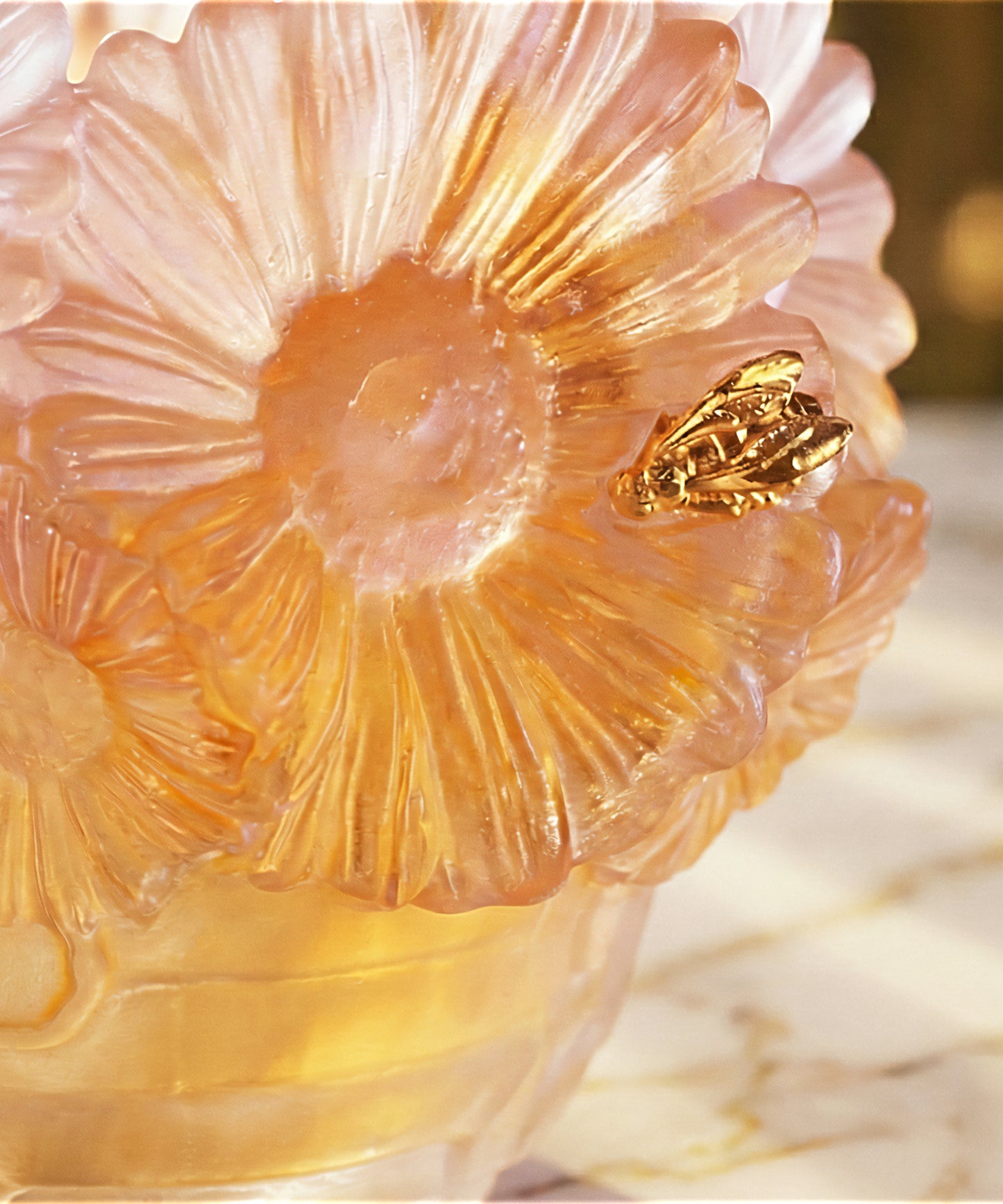 Vase petit modèle Or d'Abeille en cristal de la marque Daum, décoration élégante et artisanale, visible en détail.