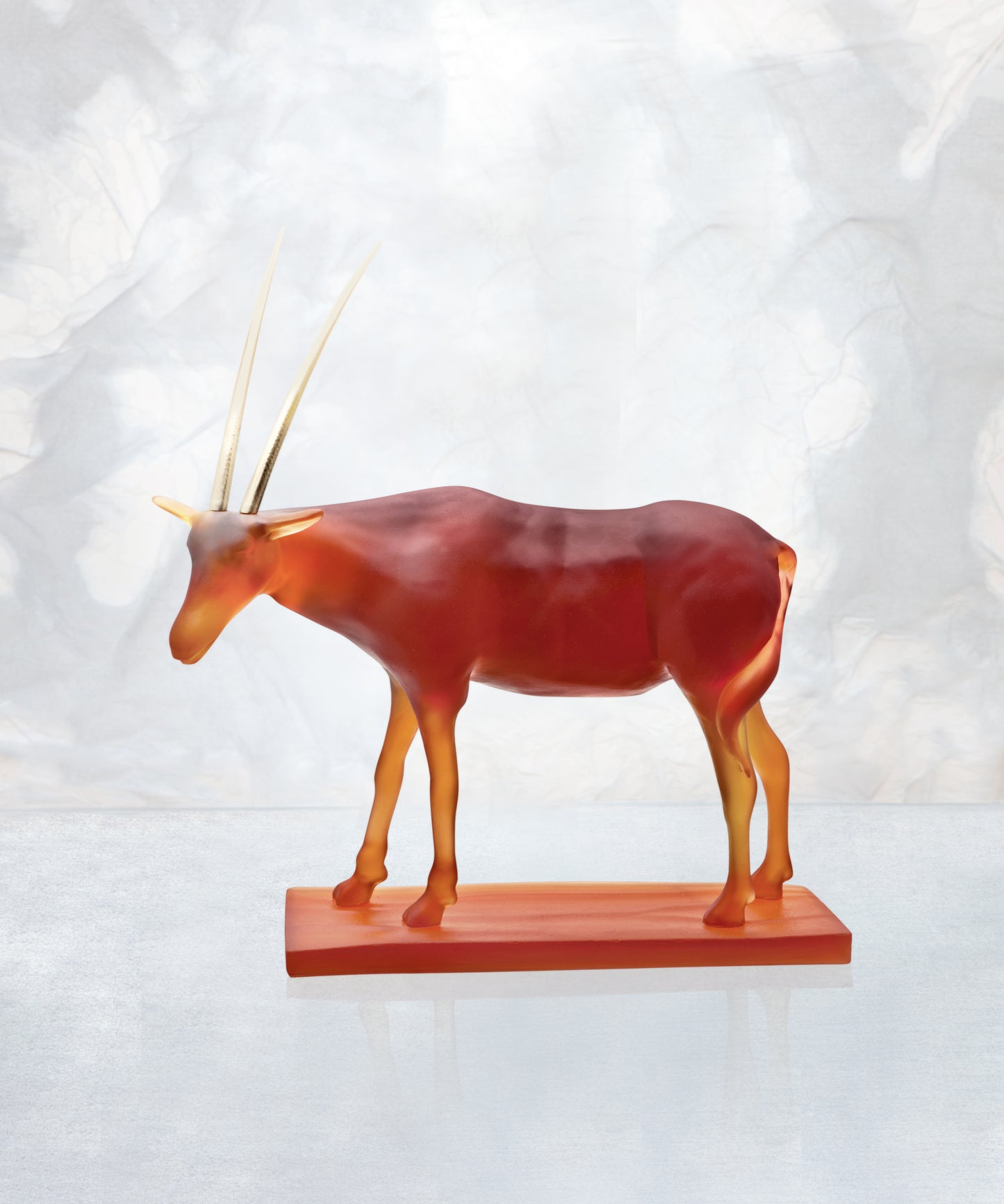 Vase Oryx grand modèle de Hicham Lahlou en verre Daum, design artistique et élégant, visible de face avec détails colorés.