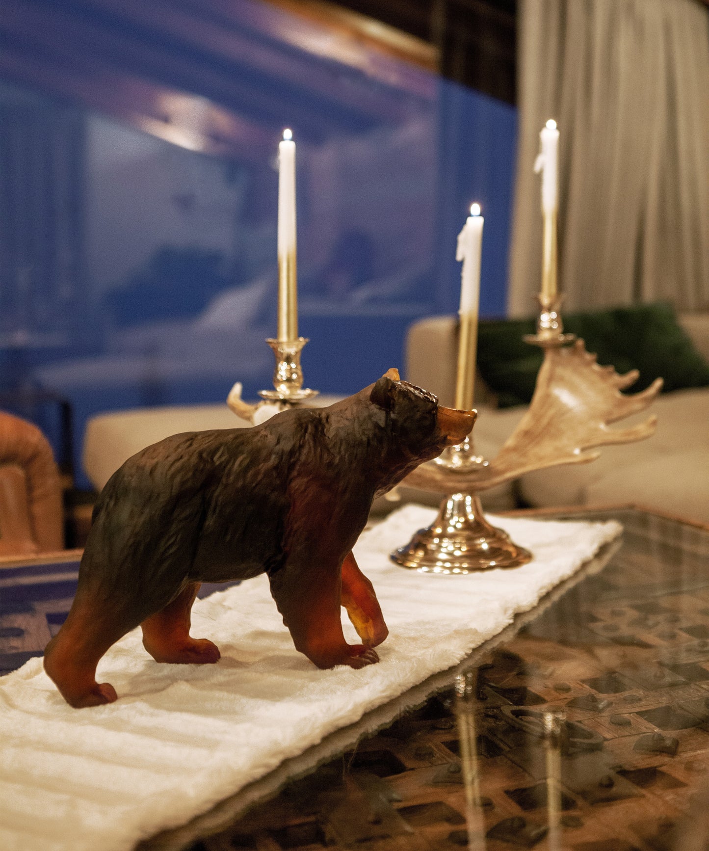 Ours brun en verre Daum 500ex, sculpture artistique avec détails fins, présenté sur un fond neutre.