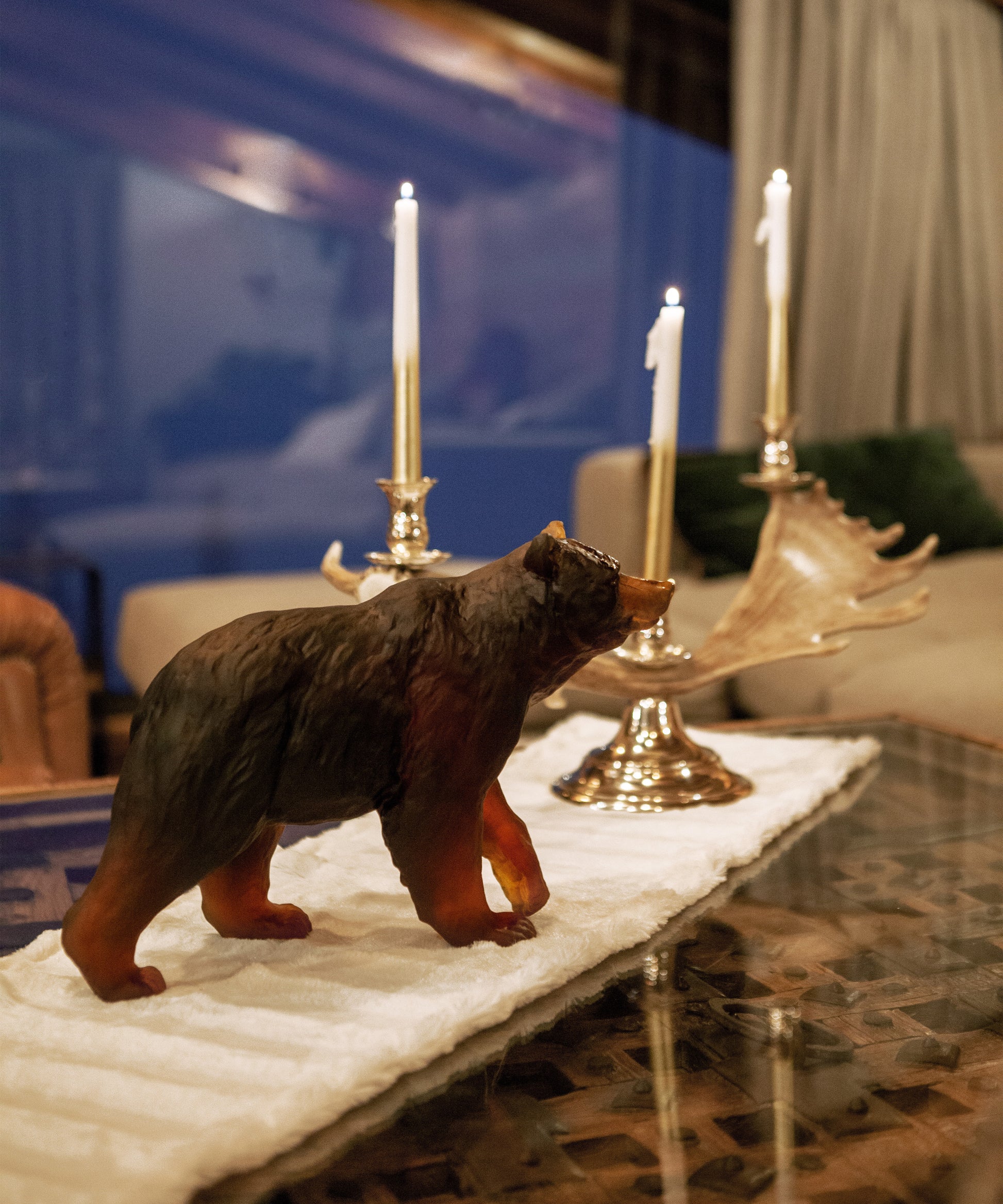 Ours brun en verre Daum 500ex, sculpture artistique avec détails fins, présenté sur un fond neutre.