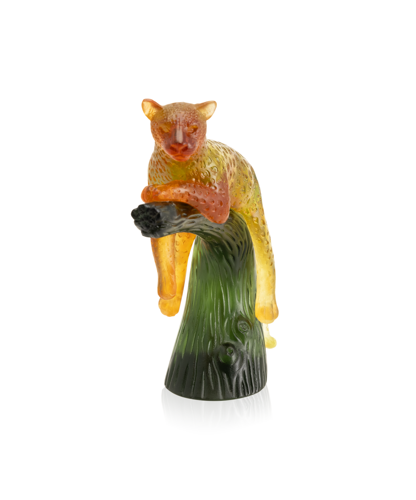 Panthère en verre ambre et vert de Daum, sculptée sur un arbre, art en cristal coloré et détaillé.