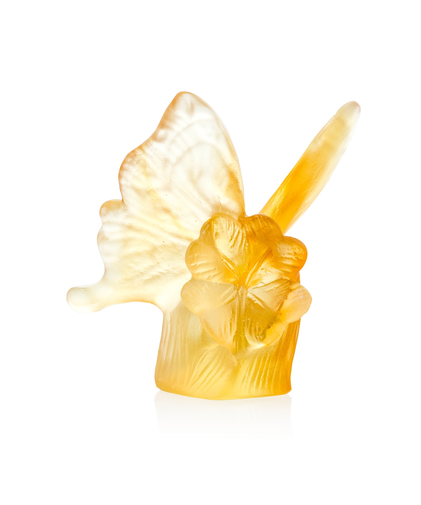 Papillon en verre ambré et jaune de la marque Daum, avec détails délicats et ailes translucides.