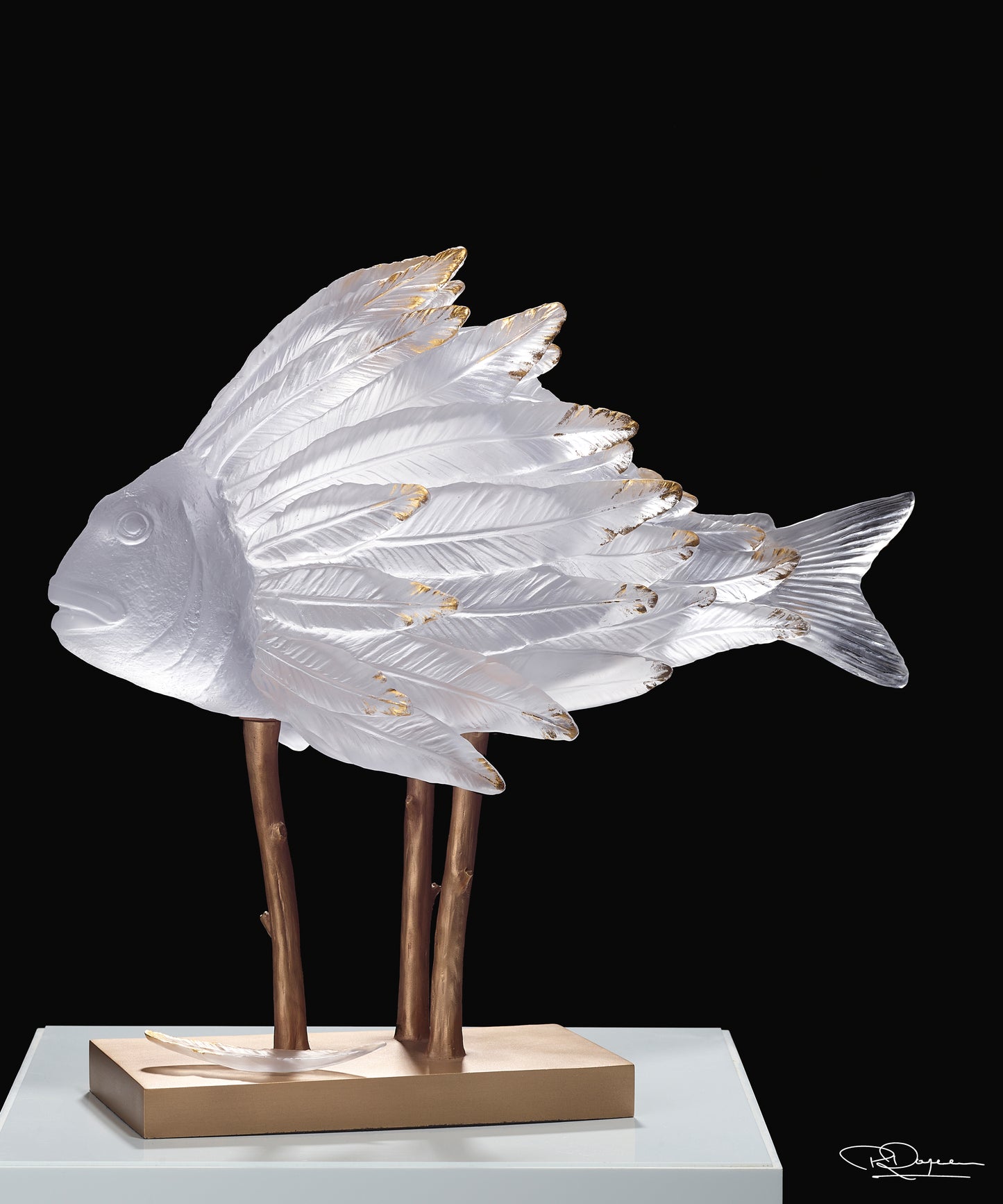 Figurine Punky Fish blanc et or de Patrick Rougereau de la marque Daum, 25 exemplaires, en verre artistique.
