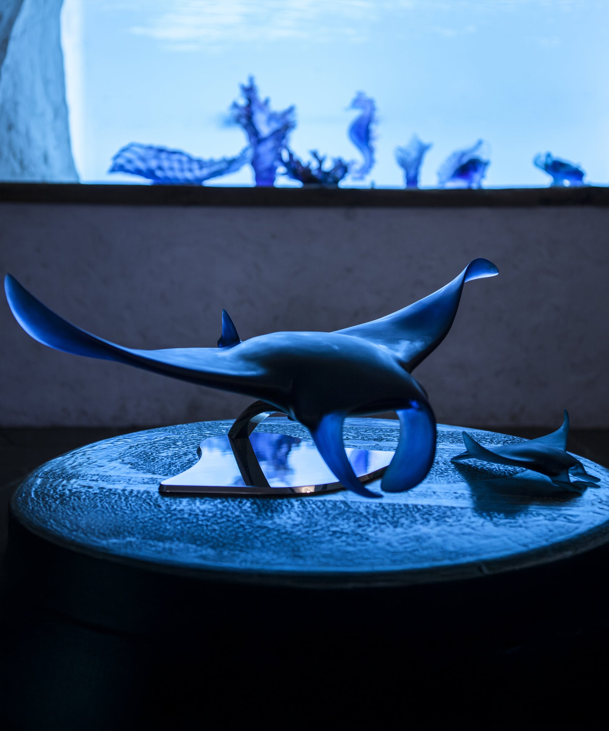 Raie Manta en verre petit modèle de Daum, création d'Umberto Nuzzo, sculpture artistique en verre coloré et translucide.