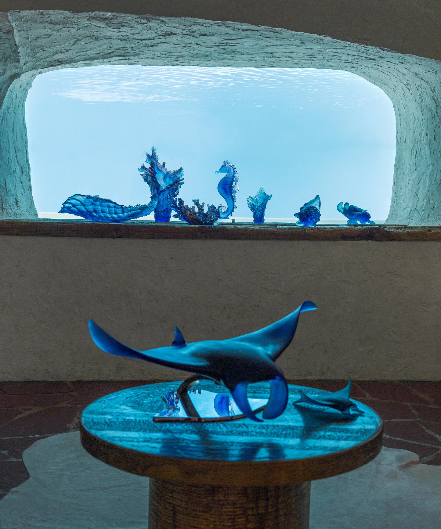 Raie manta XL de Umberto Nuzzo en verre Daum, sculpture artistique avec détails colorés et formes fluide.