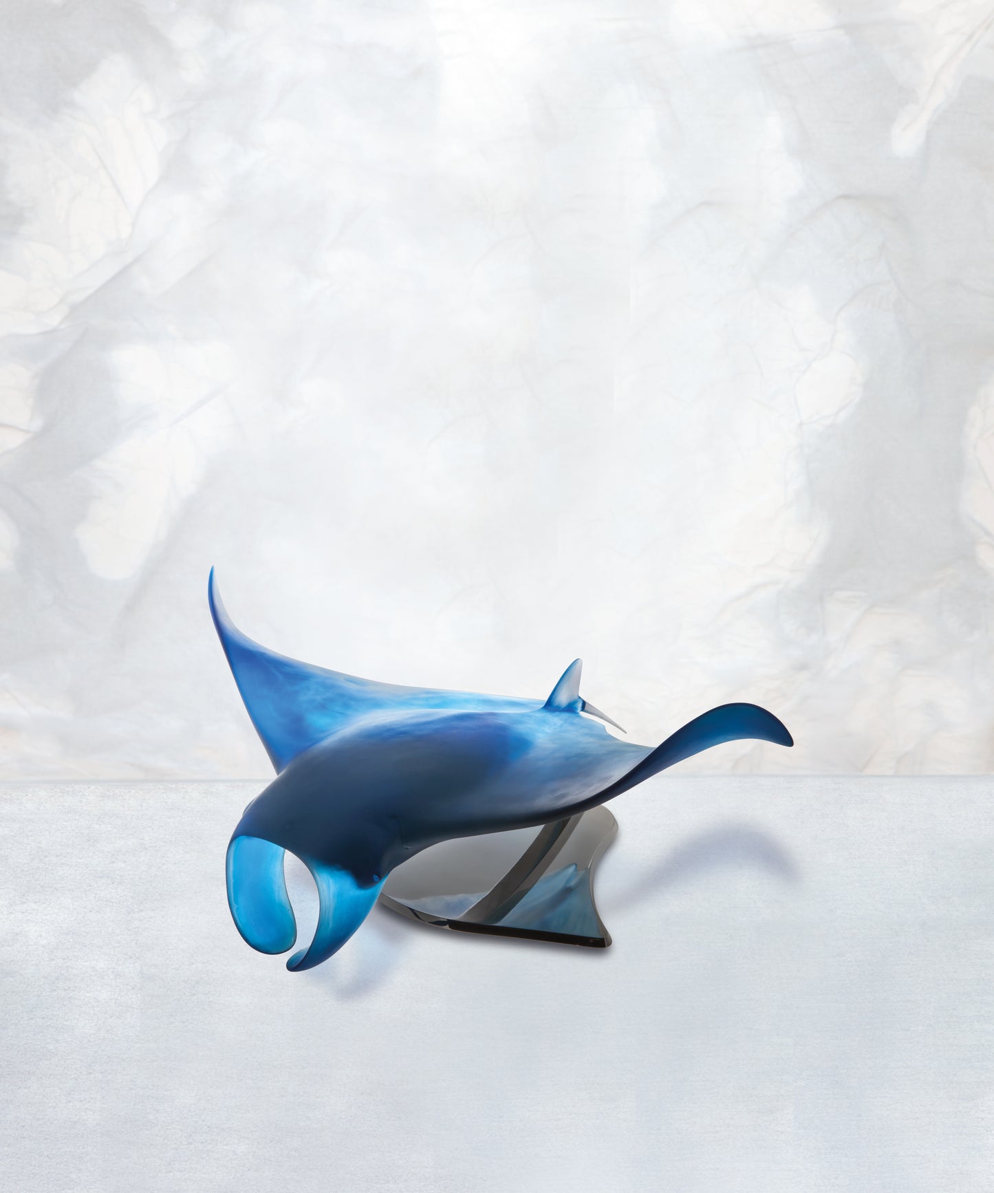 Raie Manta XL de Umberto Nuzzo, sculpture en verre de Daum, avec détails artistiques, couleur bleue et formes élégantes.