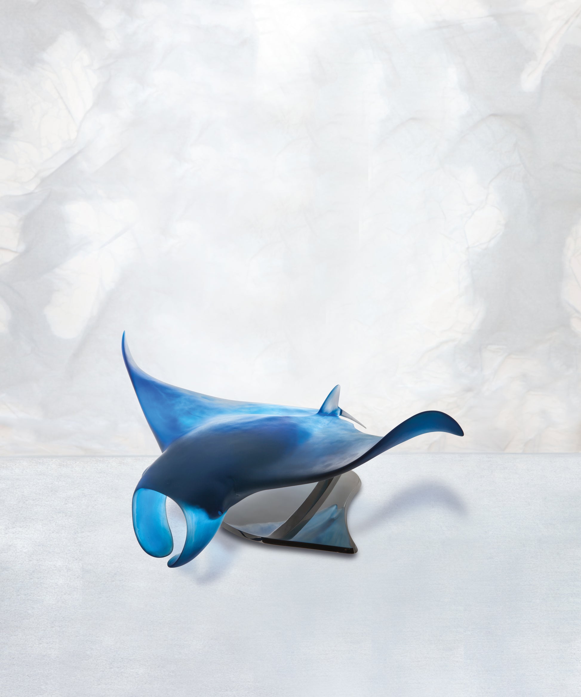 Raie Manta XL de Umberto Nuzzo, sculpture en verre de Daum, avec détails artistiques, couleur bleue et formes élégantes.