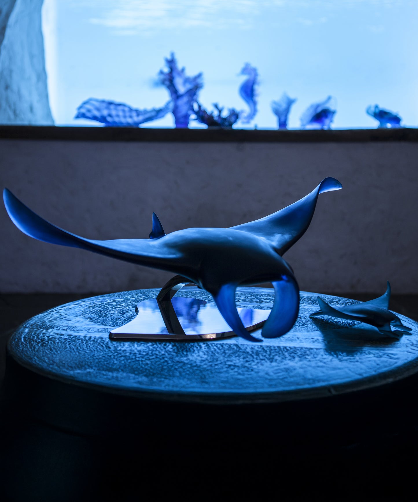 Raie manta XL de Umberto Nuzzo, sculpture en verre de marque Daum, avec détails colorés et forme large.