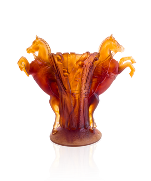 Vase grand modèle Rêve Équestre de Daum avec décoration artistique en verre coloré.