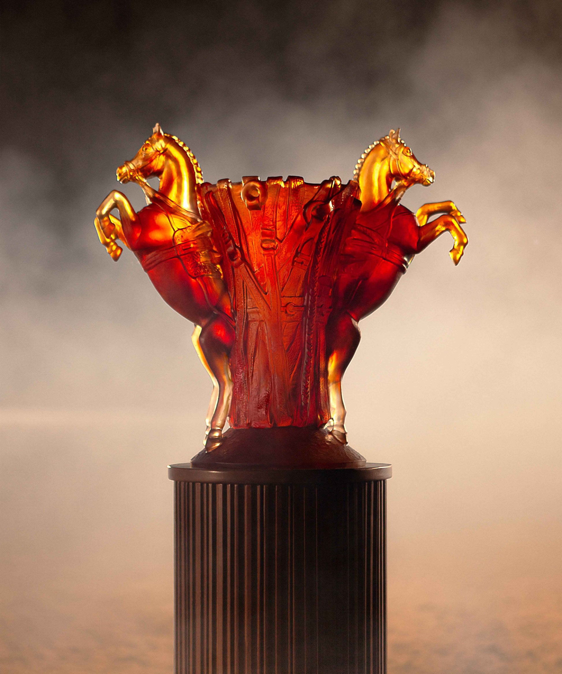 Vase grand modèle Rêve Équestre de Daum avec motifs élégants en verre coloré, design artistique et sophistiqué.