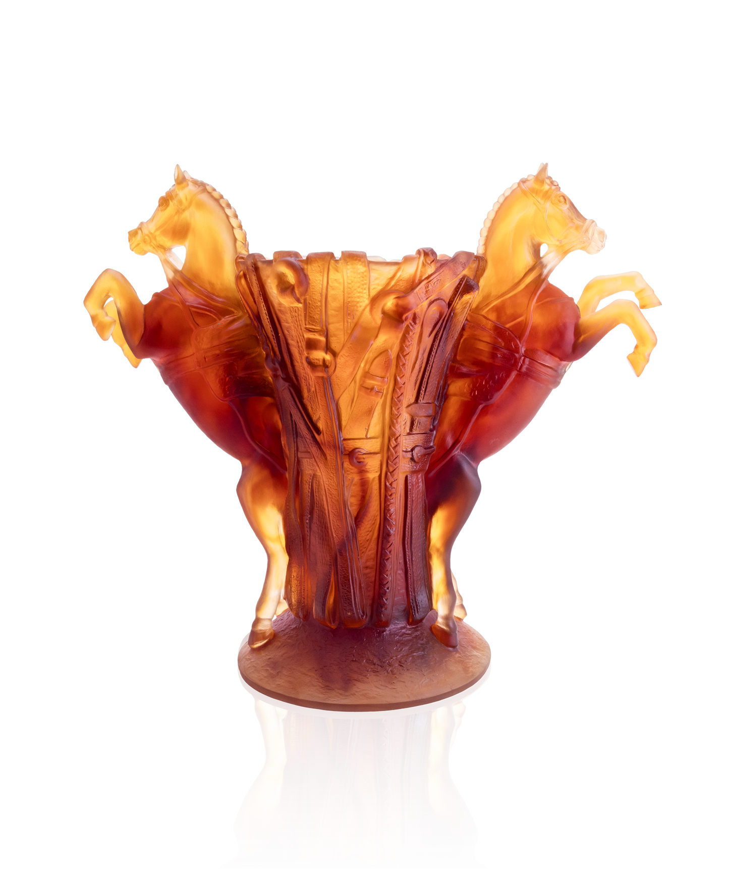 Vase grand modèle Rêve Équestre de la marque Daum, en verre sculpté avec motif équestre, design élégant et artistique.