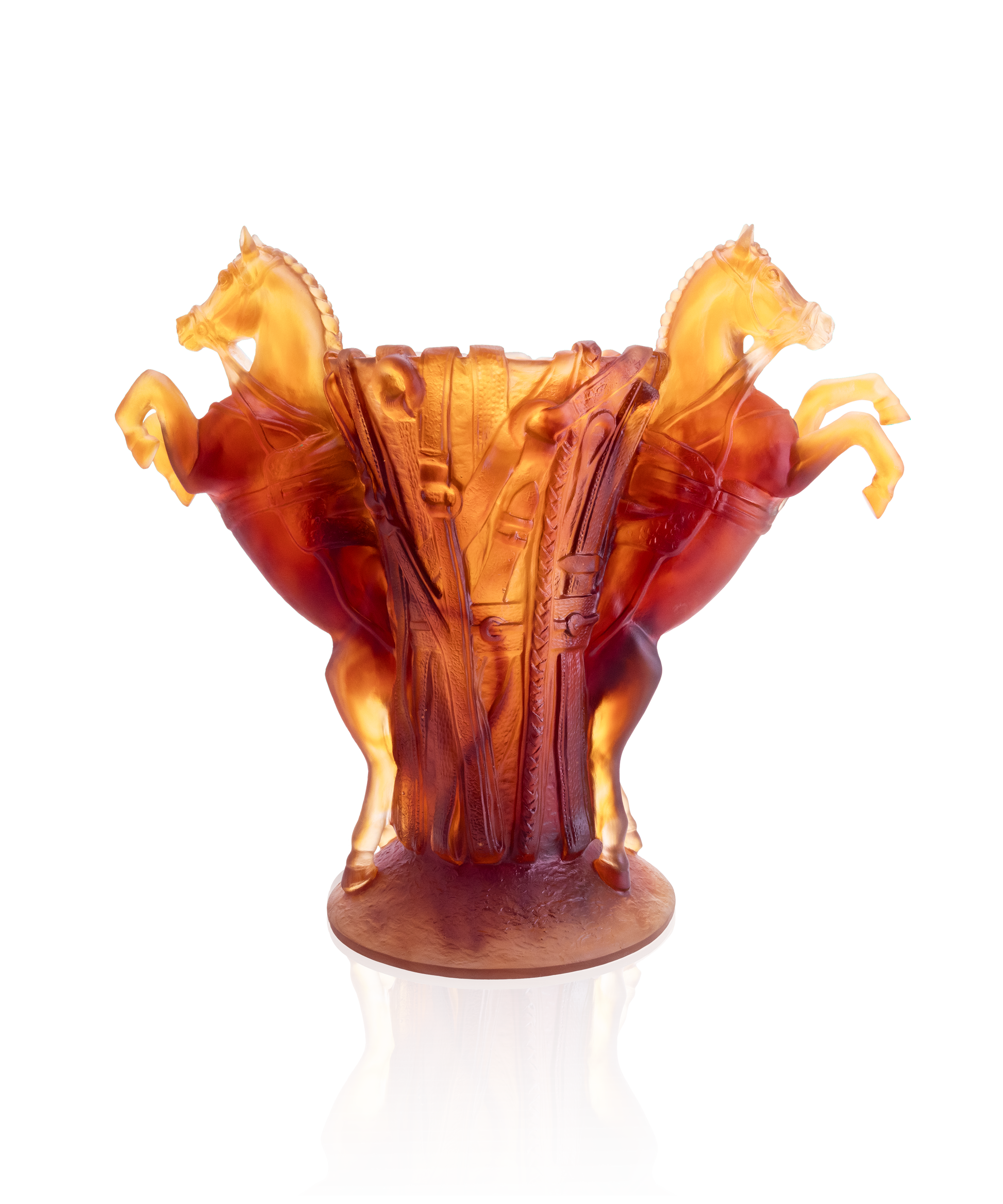 Vase grand modèle Rêve Équestre de la marque Daum, en verre sculpté avec motif équestre, design élégant et artistique.