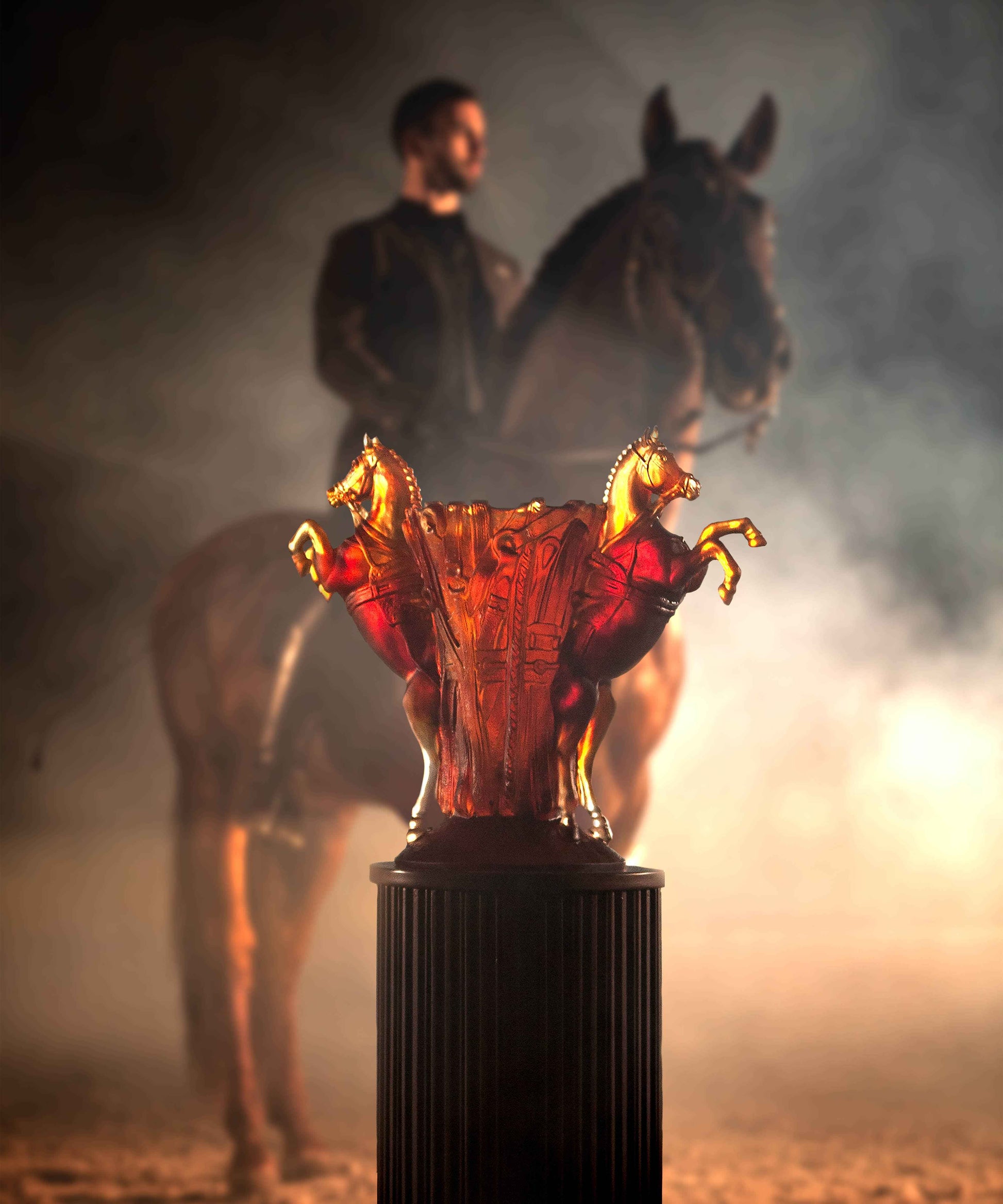Vase grand modèle Rêve Equestre de la marque Daum, décor en verre coloré avec motifs équestres élégants.