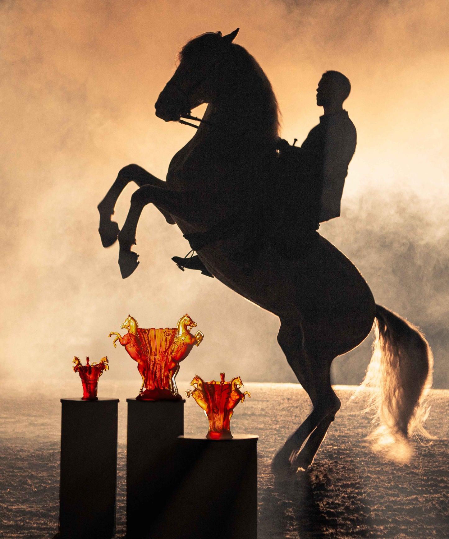 Vase moyen Rêve Equestre de la marque Daum, modèle 225ex, avec design artistique en verre coloré.