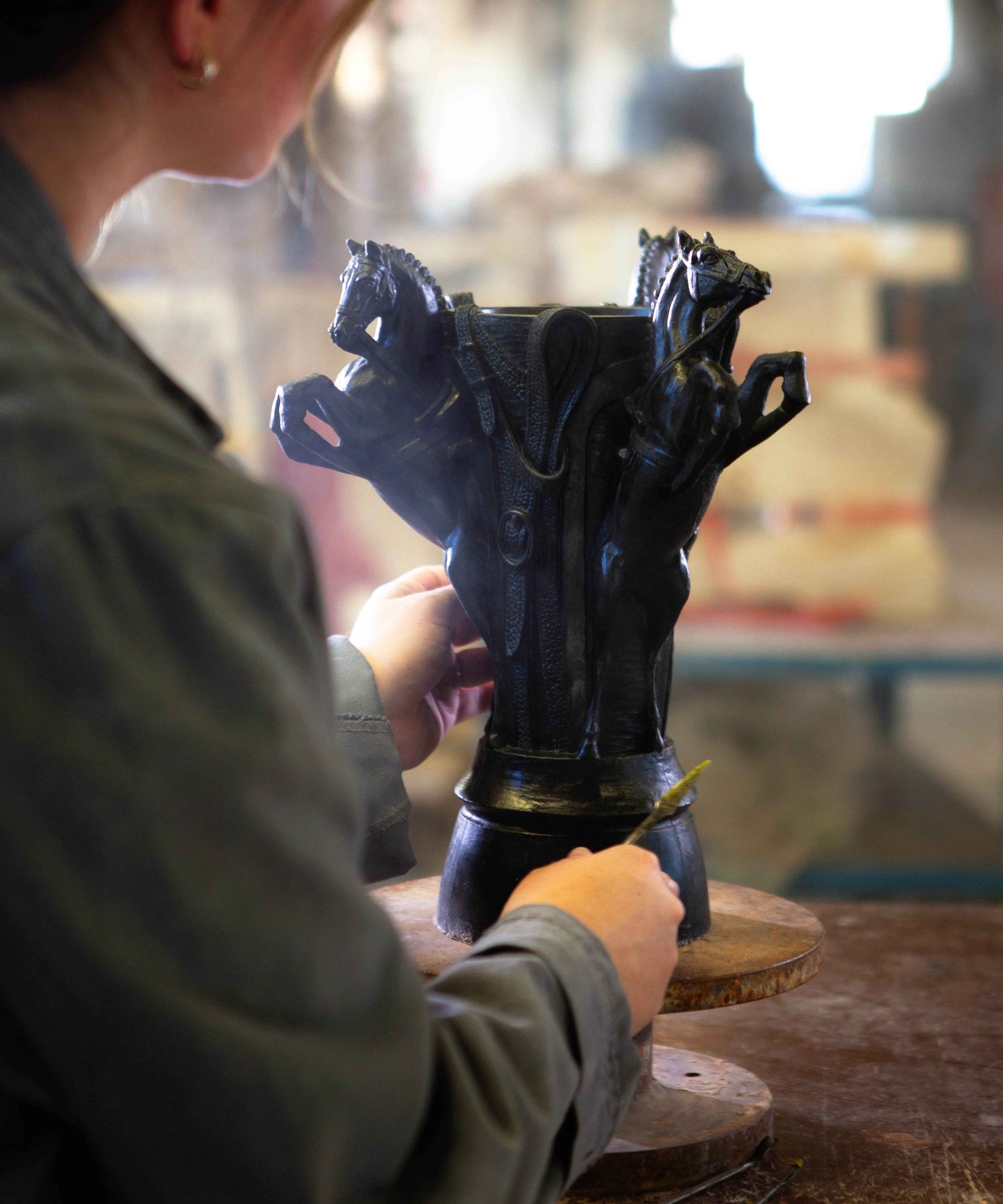 Vase moyen Rêve Equestre de la marque Daum avec design artistique en verre coloré.