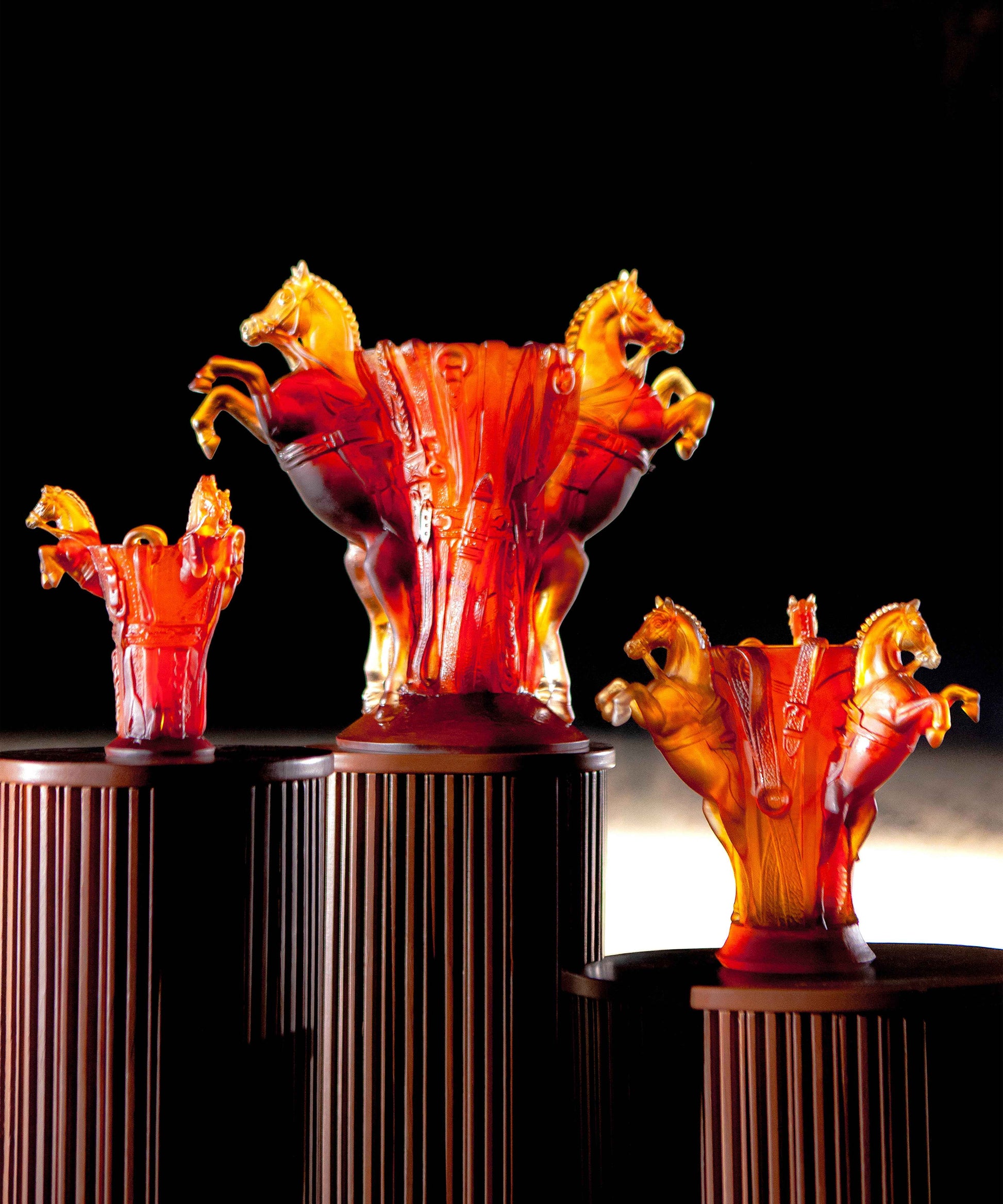 Vase petit modèle Rêve Equestre de la marque Daum, décor en verre coloré avec motifs équestres.