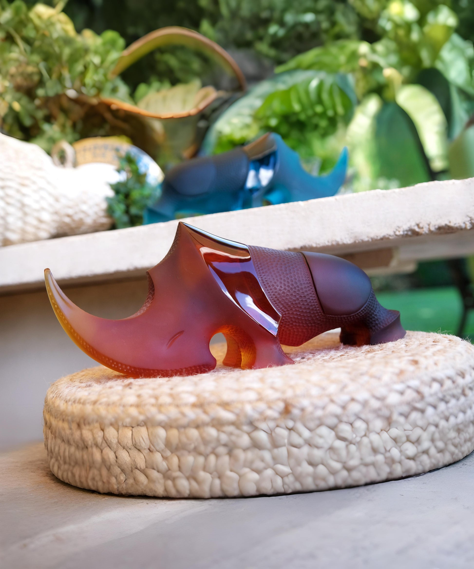 Rhinocéros Ongava en verre ambre de la marque Daum, sculpture artistique détaillée, pièce de collection en verre soufflé.