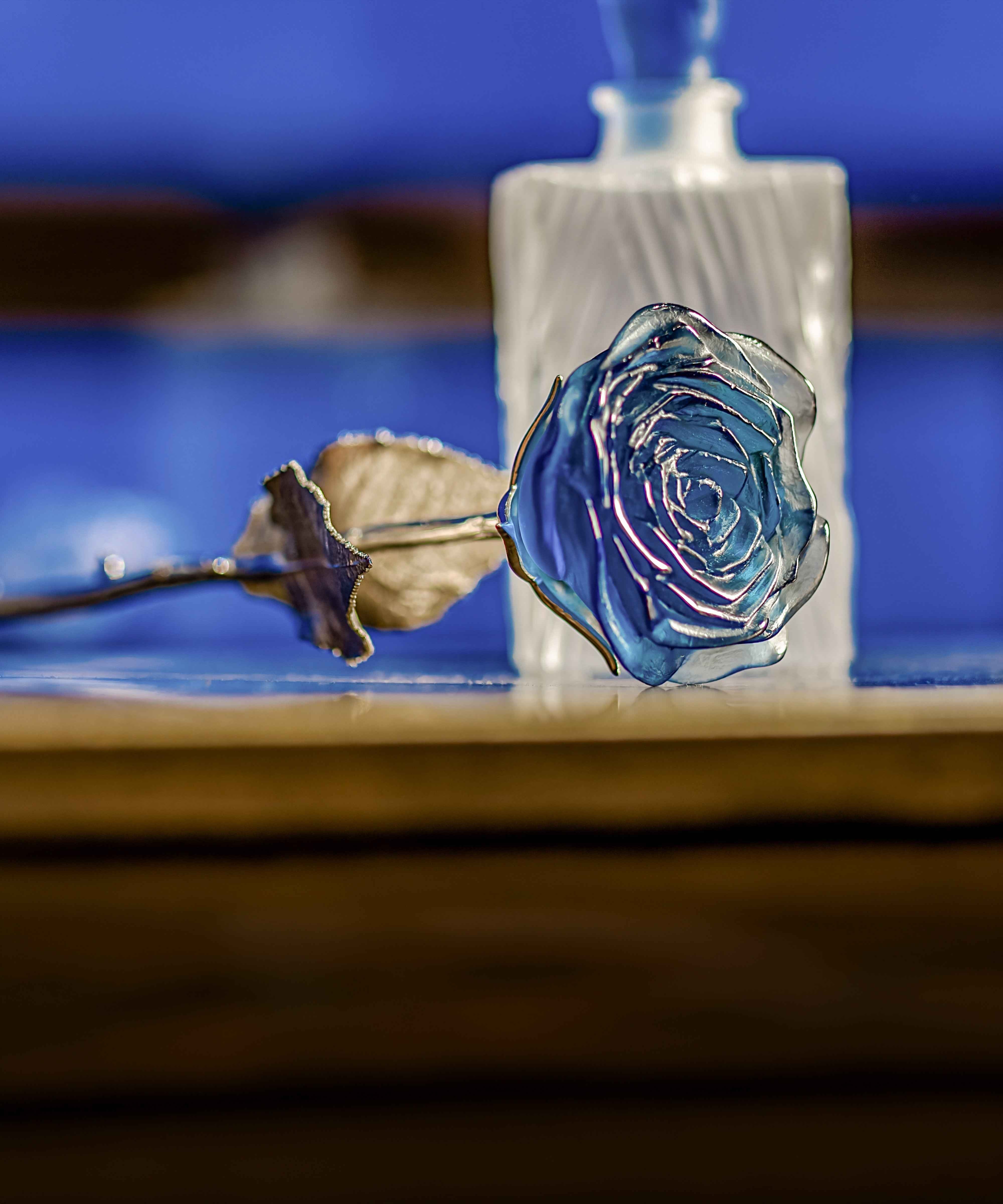 Rose Eternelle Bleu - Sculpture en cristal élégante | Daum
