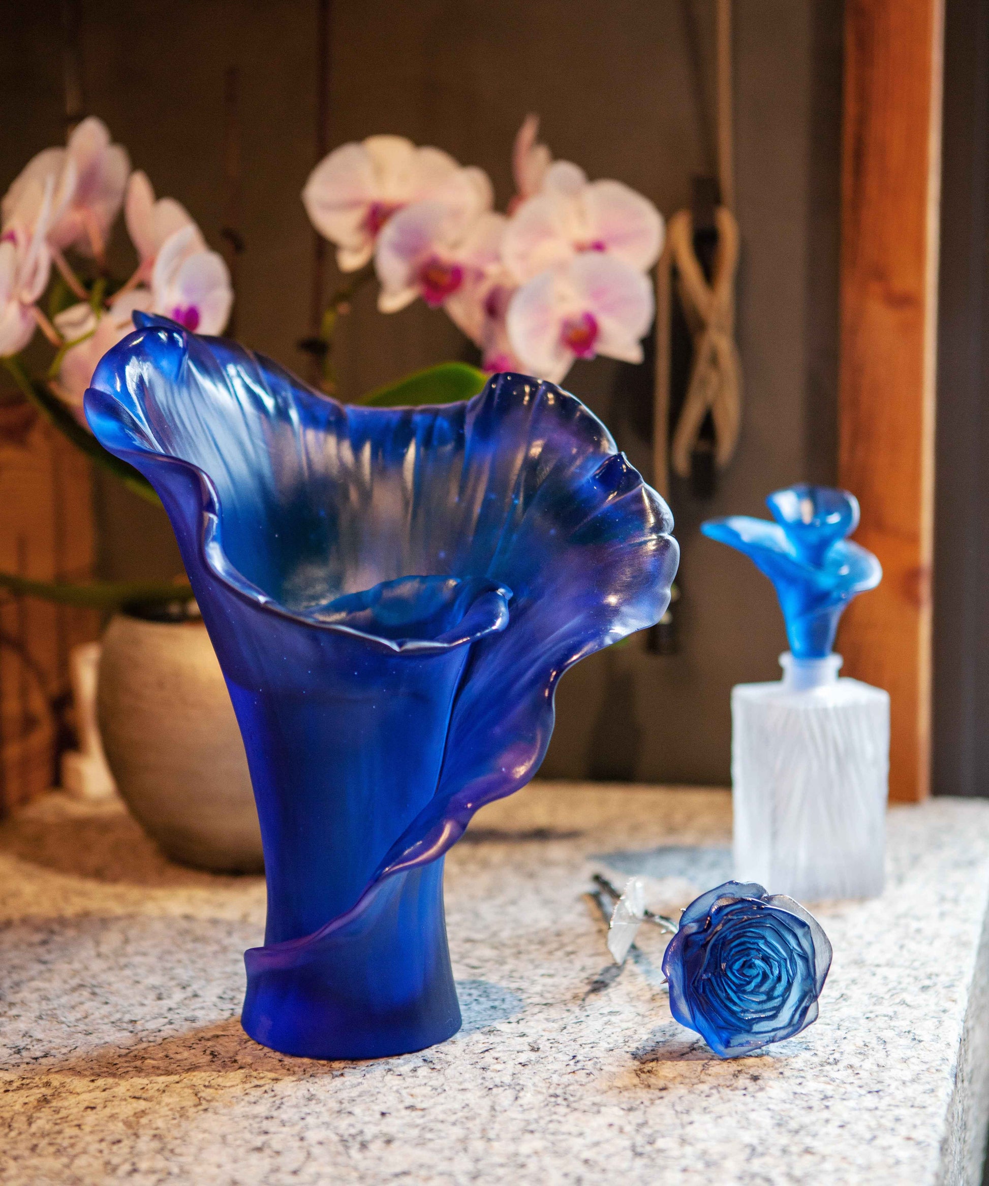 Rose éternelle bleue en verre de marque Daum, sculpture artistique délicate avec détails fins et finition élégante.