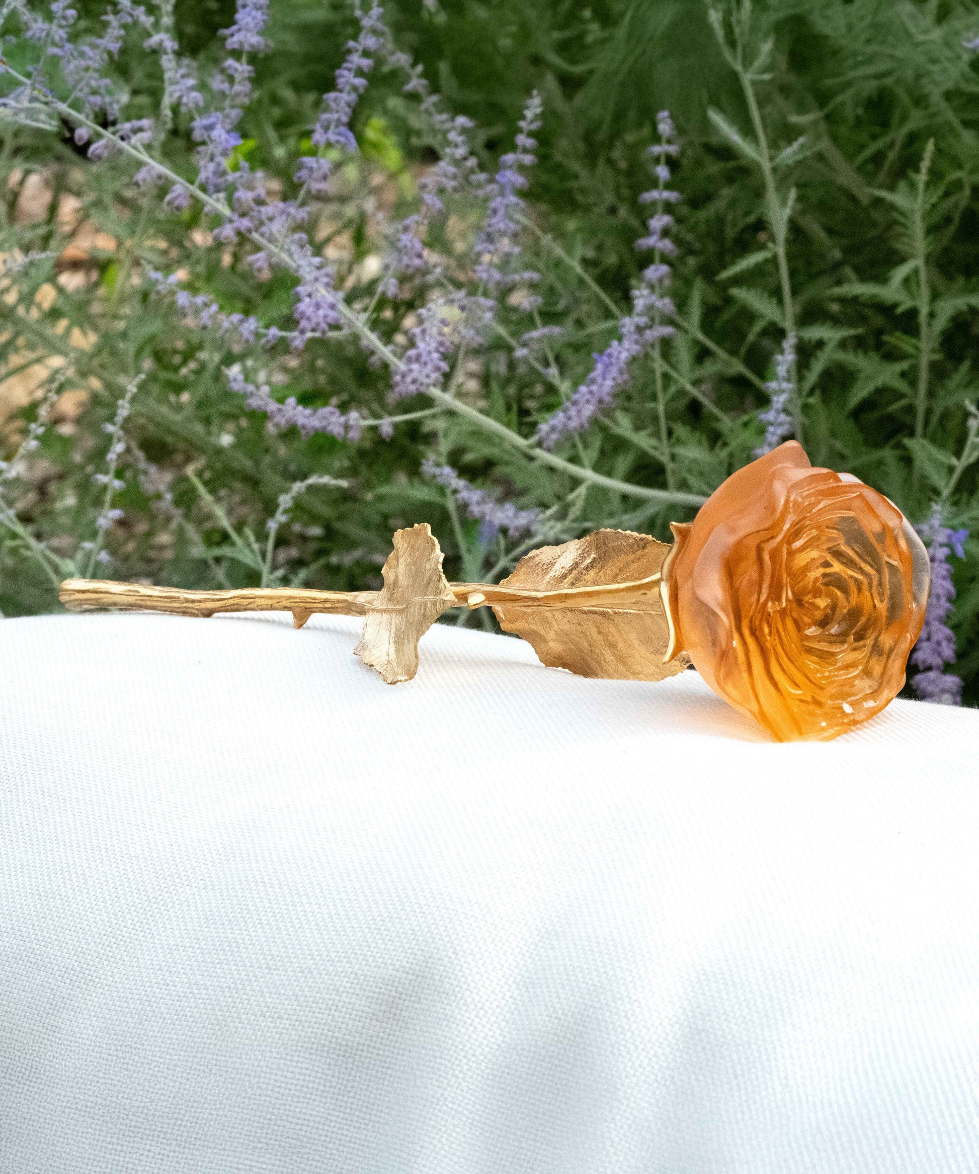 Vase en verre de la Rose Eternelle Orange de Daum avec une élégante finition en verre orange et forme florale raffinée.