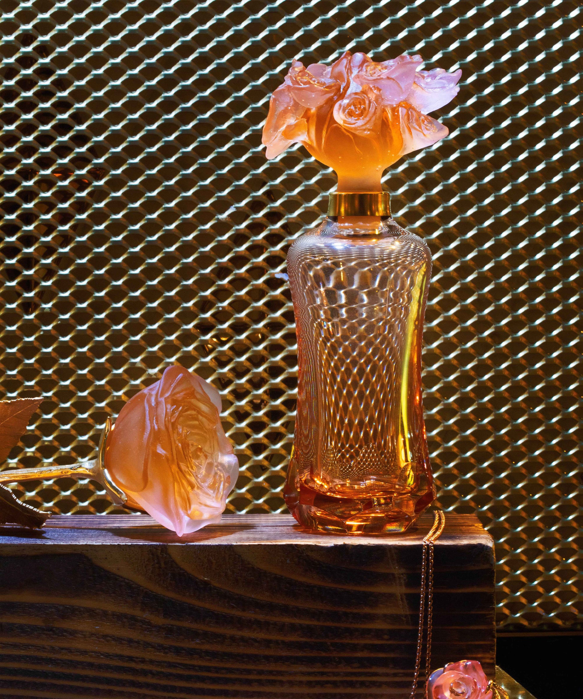 Vase en verre Daum Rose Eternelle Orange avec motif de rose en verre soufflé, couleur orange vif, illustration artistique élégante.