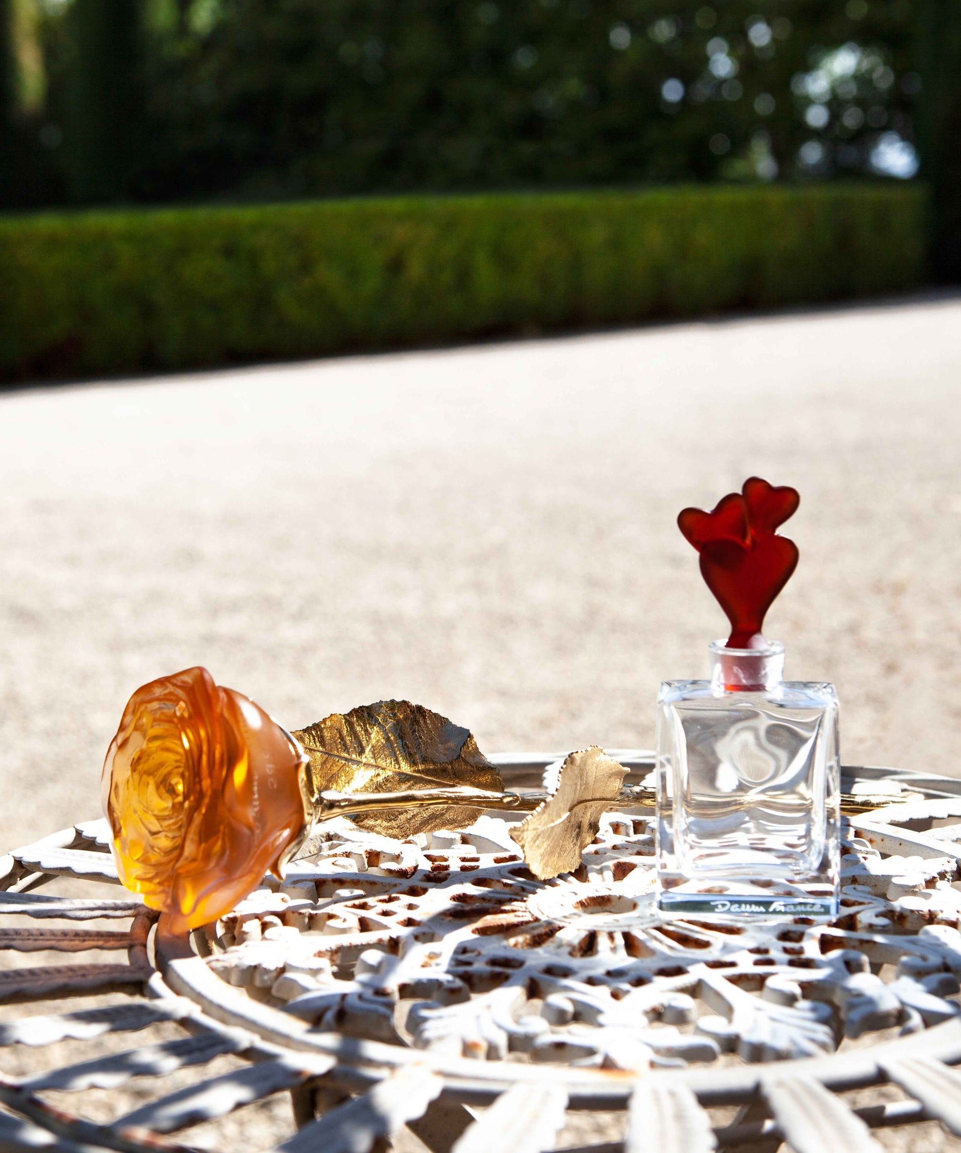 Rose éternelle orange en verre de marque Daum, sculpture artistique avec détails délicats et finition brillante.