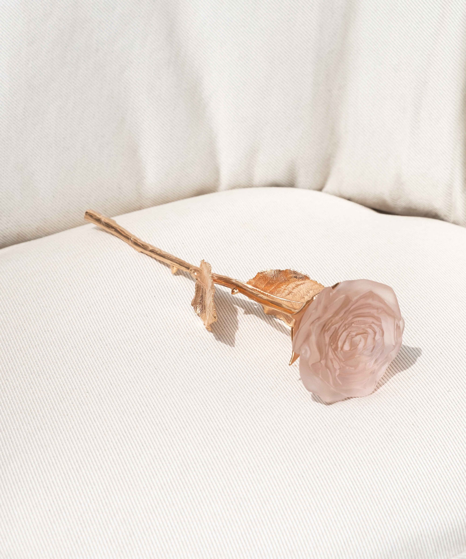 Rose Eternelle Rose poudré en verre de marque Daum, sculpture délicate avec finition poudrée élégante.
