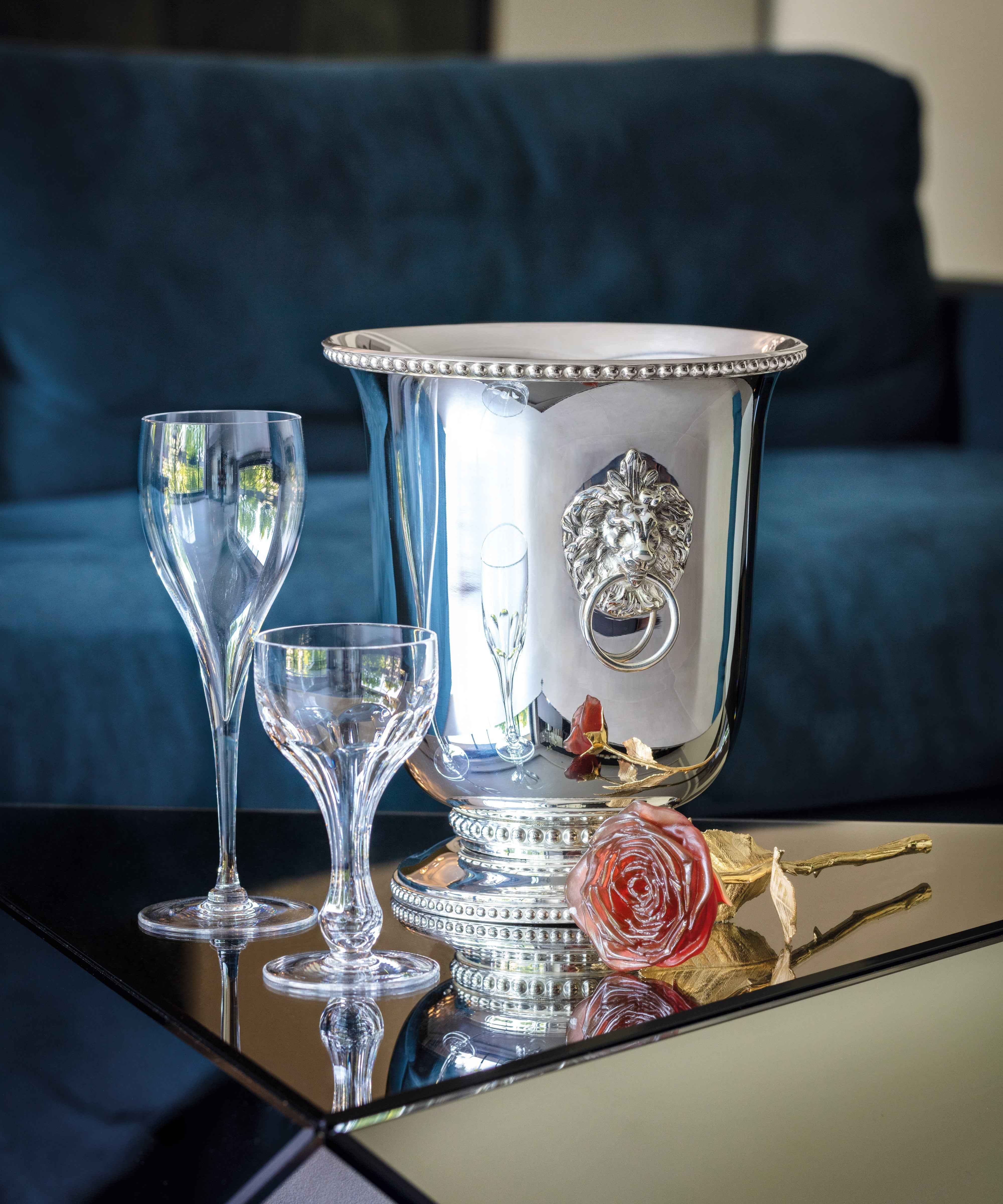 Rose éternelle rouge en verre de marque Daum, avec détails délicats et finition élégante.