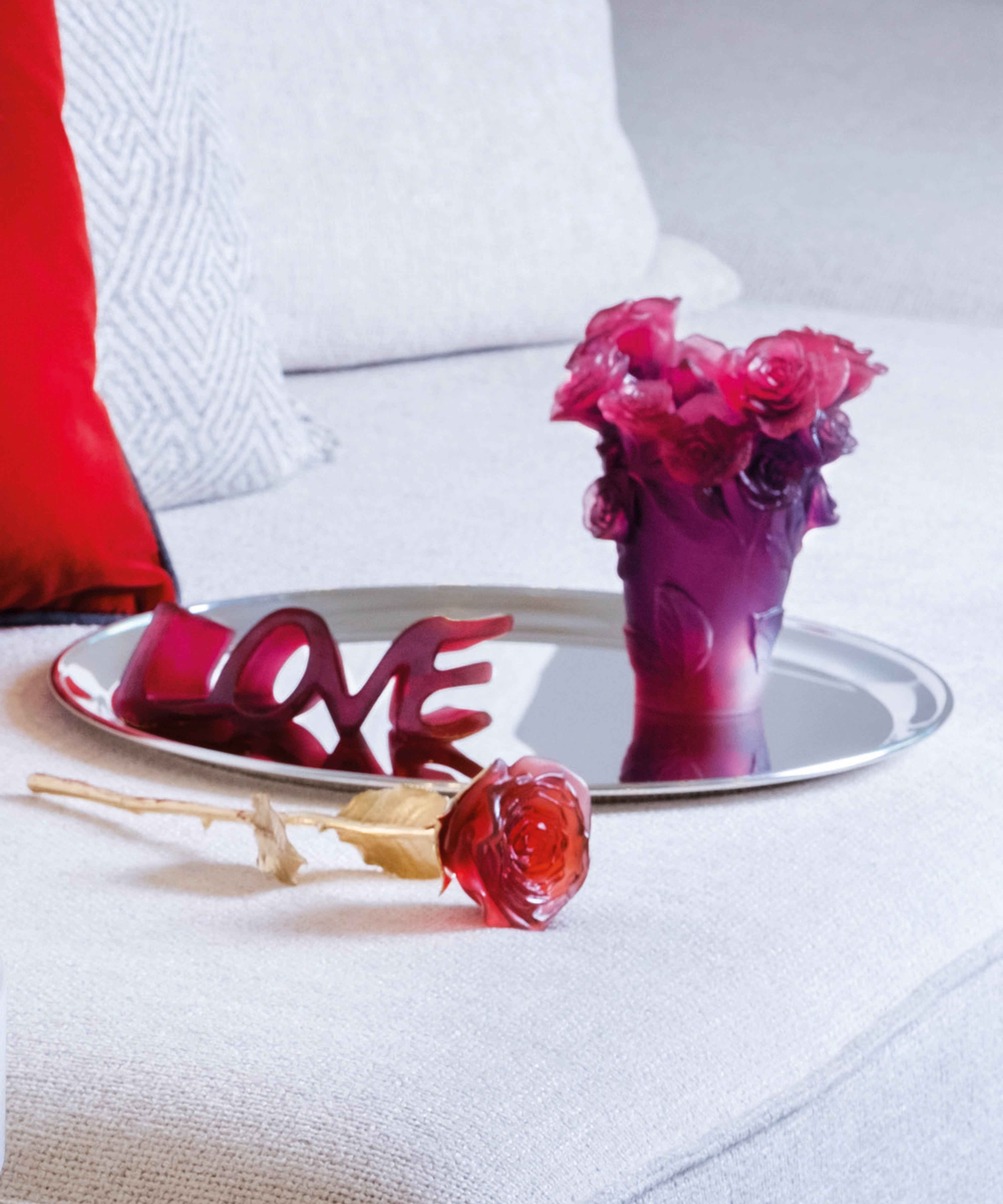 Rose éternelle rouge en verre soufflé de la marque Daum, montrant la délicate finition et la couleur vibrante de la fleur.