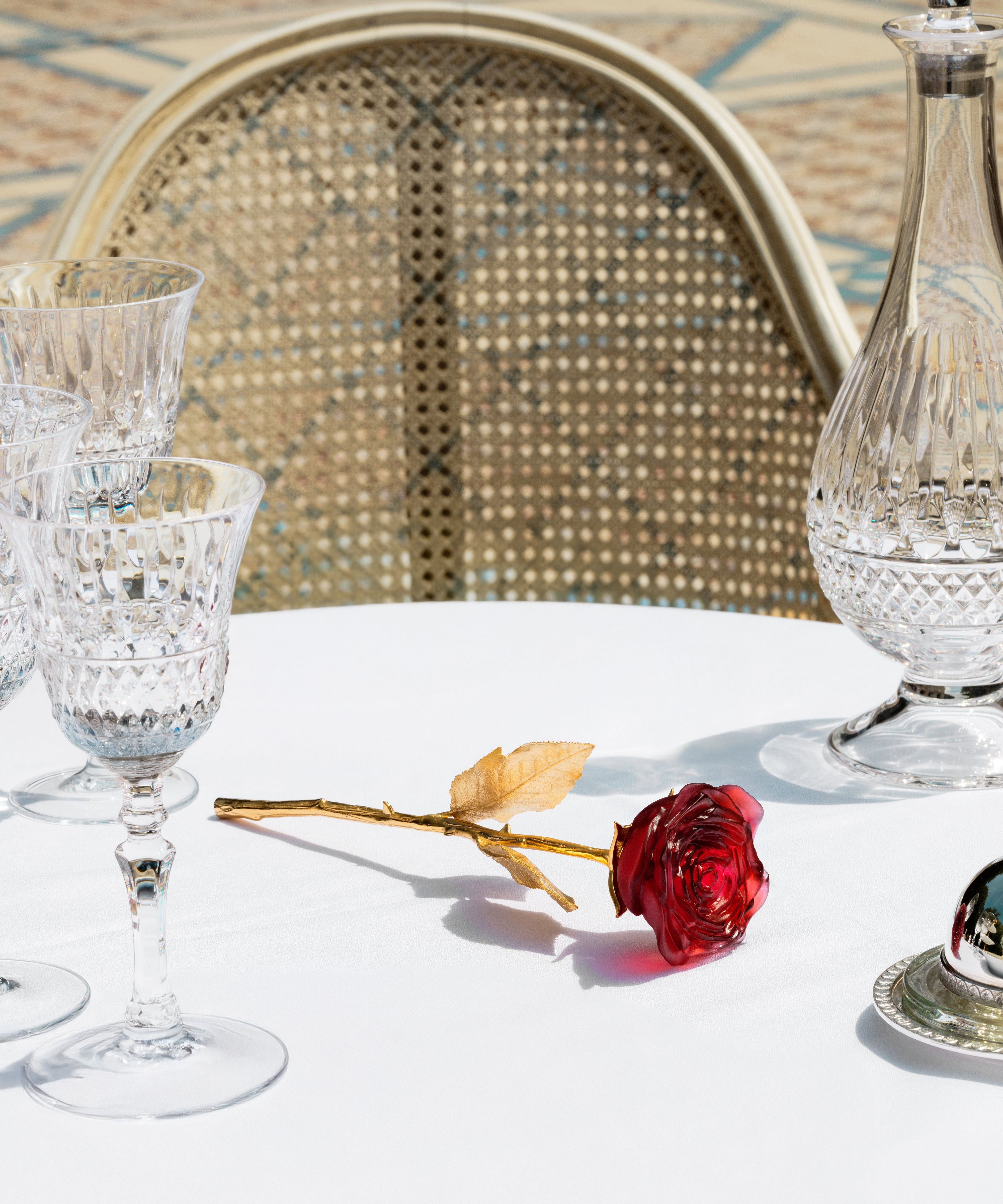 Rose éternelle rouge en verre de marque Daum, sculpture détaillée d'une rose rouge avec pétales délicats et finition artistique.