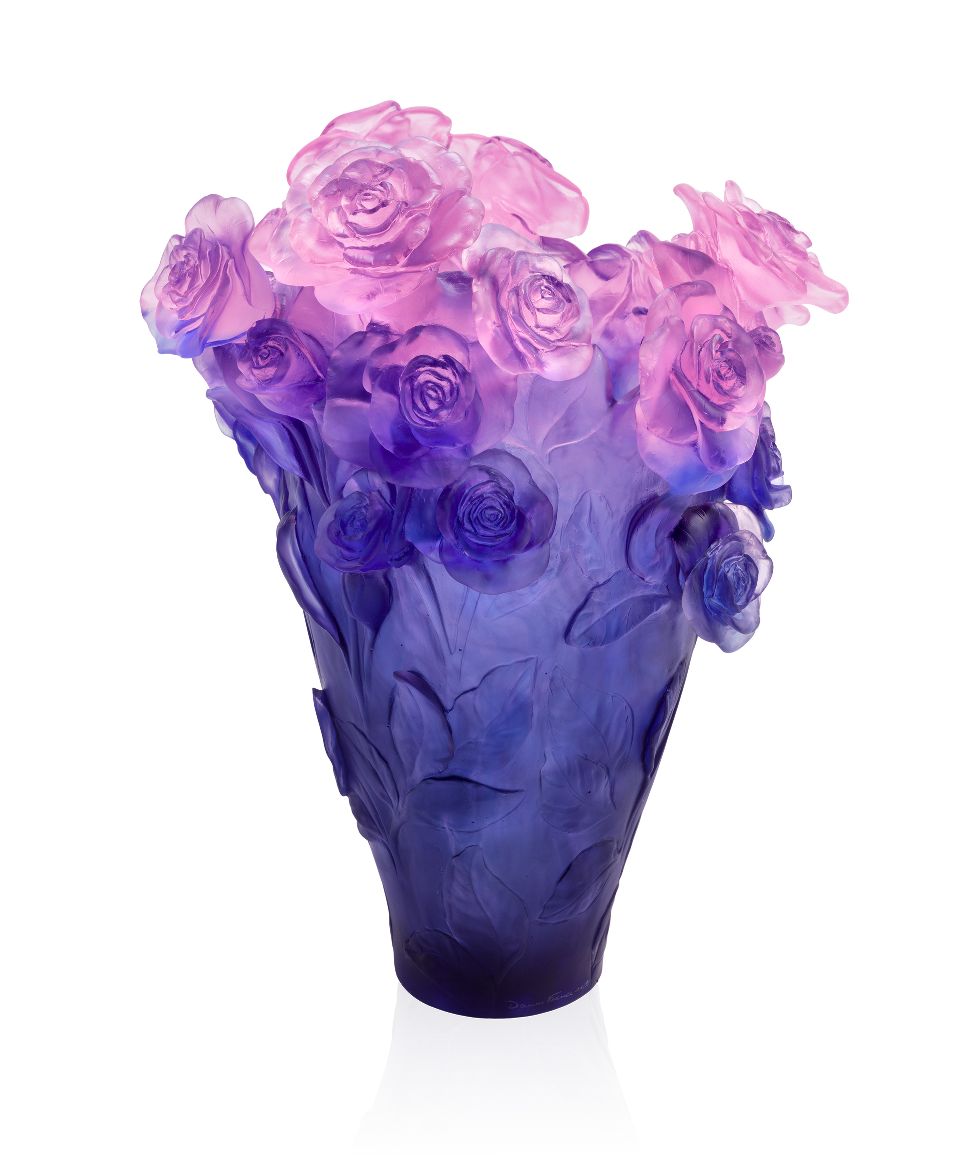 Vase Magnum Rose Passion de Daum, en verre bleu et rose, avec motif artisanal, 99 exemplaires.
