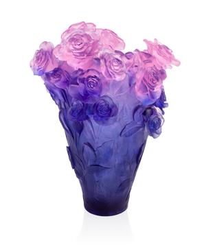 Vase magnum Rose Passion de Daum, en verre bleu et rose, avec motif élégant, 99 exemplaires.