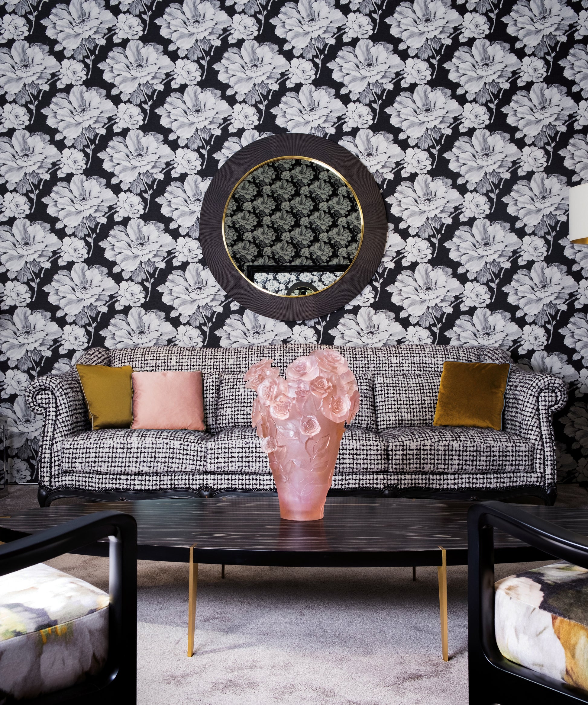Vase Magnum Rose Passion de la marque Daum avec décor en verre coloré rose, en forme élégante et artistique.