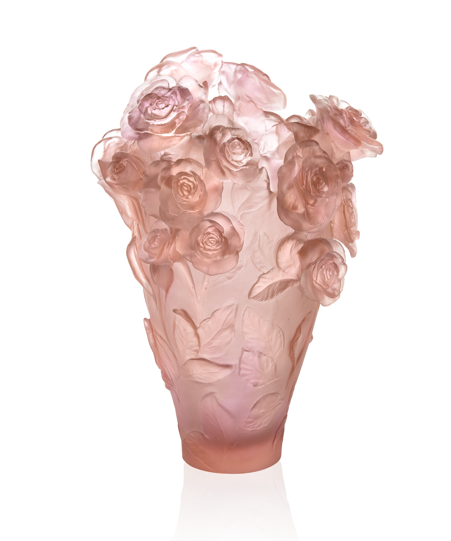 Vase Magnum Rose Passion de la marque Daum, en verre coloré avec un motif floral rose.
