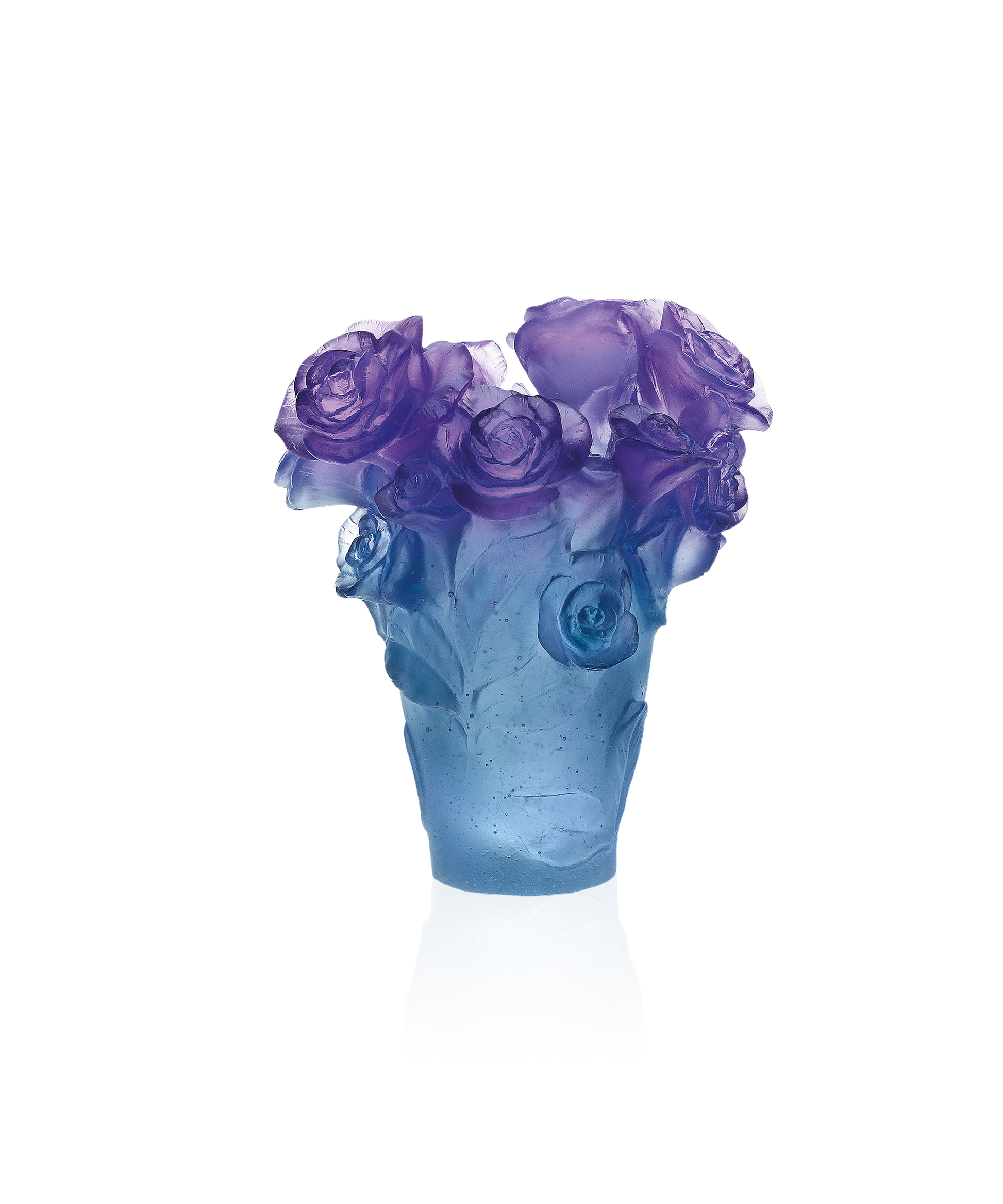 Vase Rose Passion petit modèle de Daum, en verre bleu et mauve avec motif floral coloré.