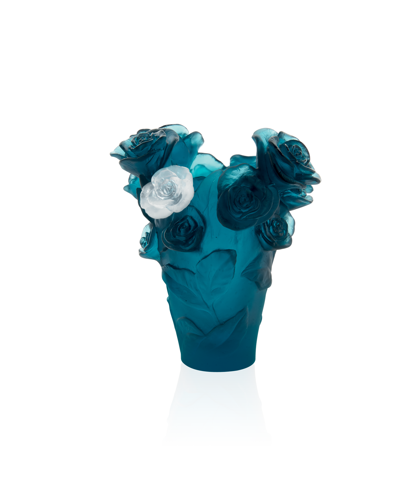 Vase Rose Passion Petit Modèle Bleu de Daum avec une fleur blanche, décoration élégante en verre soufflé.