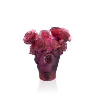 Vase Rose Passion Daum petit modèle rouge et violet avec motif floral en verre soufflé.