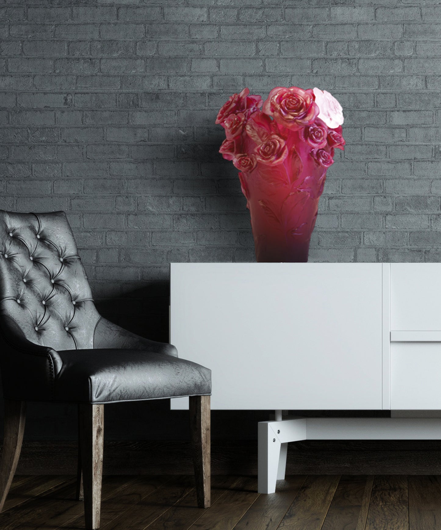 Vase Rose Passion rouge de Daum avec fleur blanche en verre soufflé, design élégant et coloré.