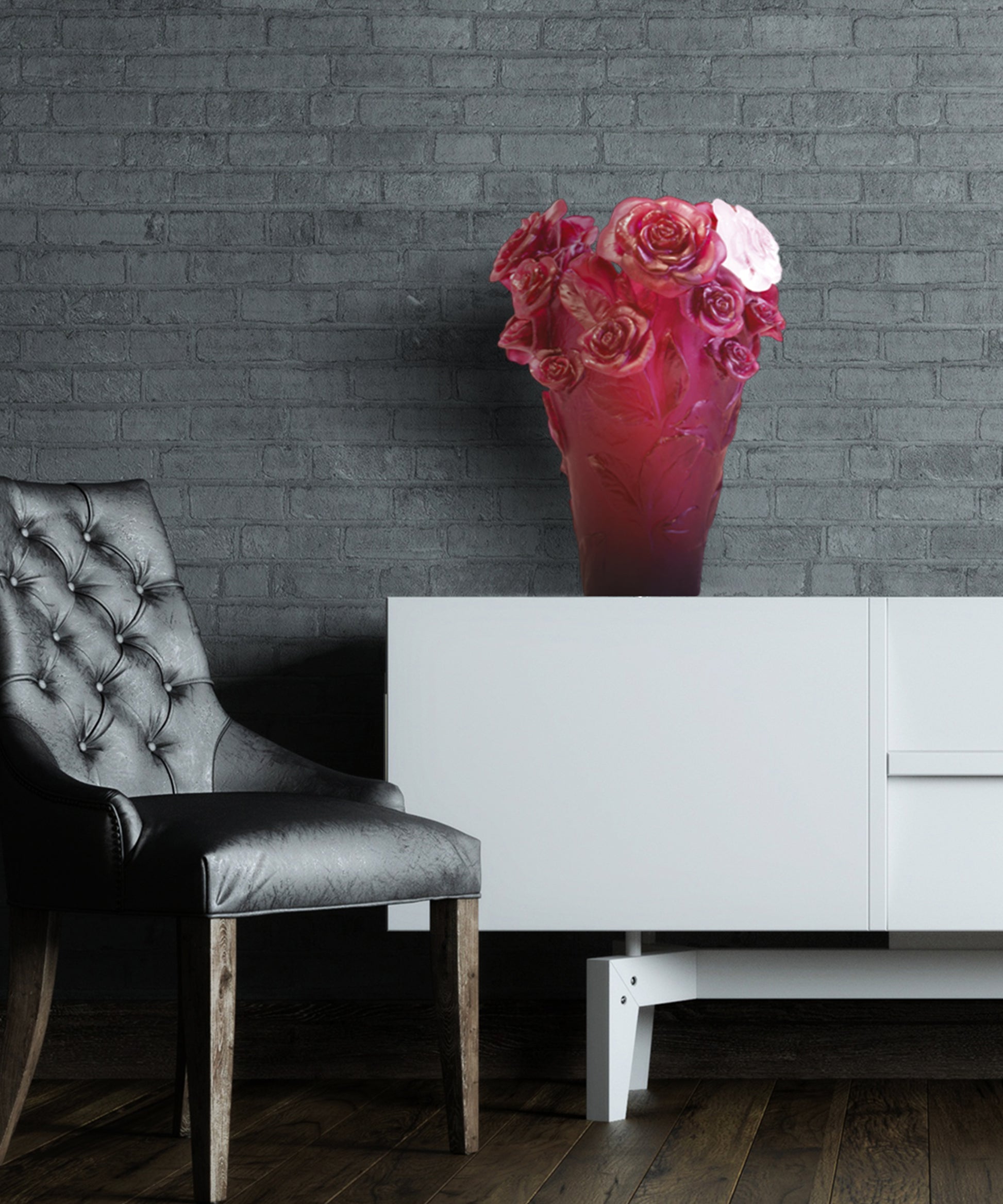 Vase Rose Passion rouge de Daum avec fleur blanche en verre soufflé, design élégant et coloré.