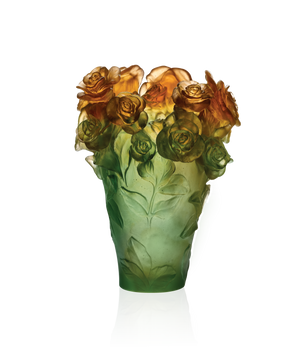 Vase Rose Passion de Daum, en verre vert et orange avec motif floral élégant.