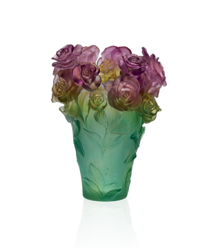 Vase Rose Passion de Daum, verre vert et rose avec motif artistique, élégant et coloré pour la décoration intérieure.