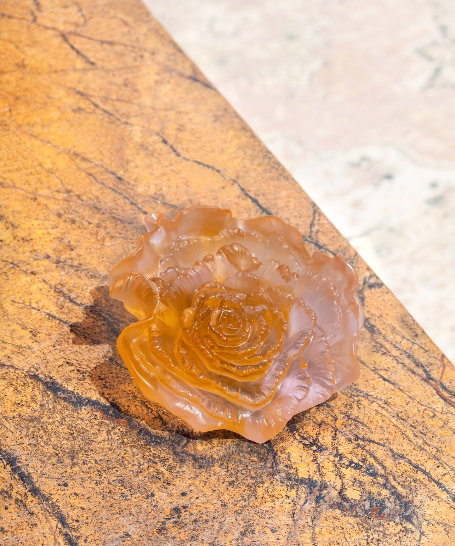 Fleur décorative Rose Royale de la marque Daum, avec détails délicats et finition élégante.