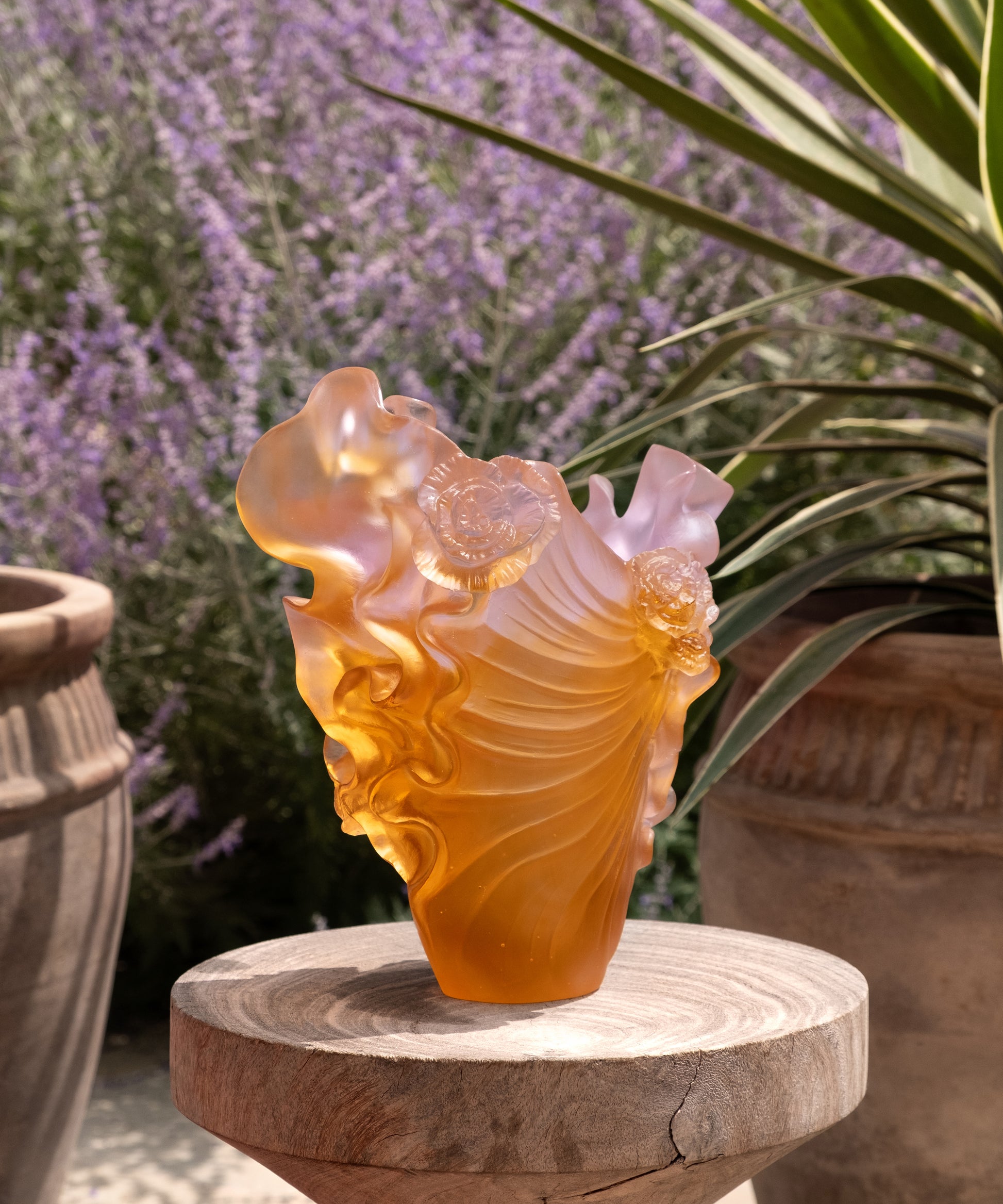 Vase Rose Royale moyen de Daum avec motif en verre coloré et design élégant, visible en détail dans l'image.