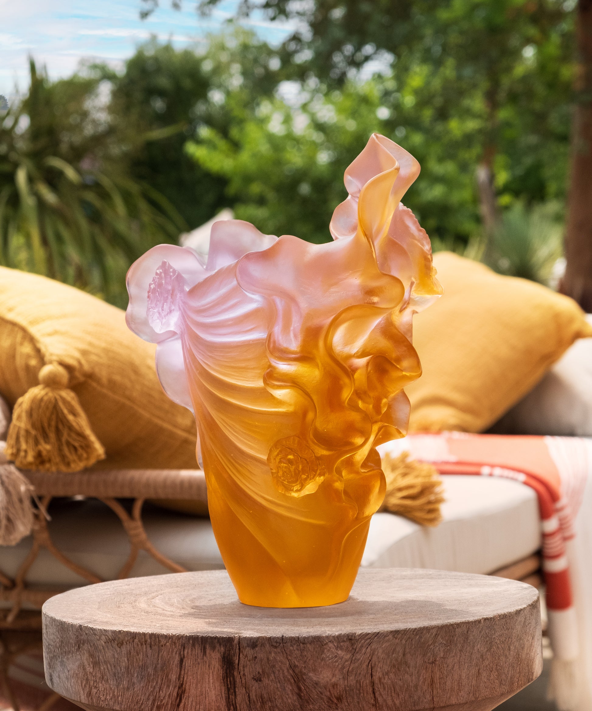 Vase moyen Rose Royale Daum avec motif en verre coloré et finition élégante, posé sur une surface.