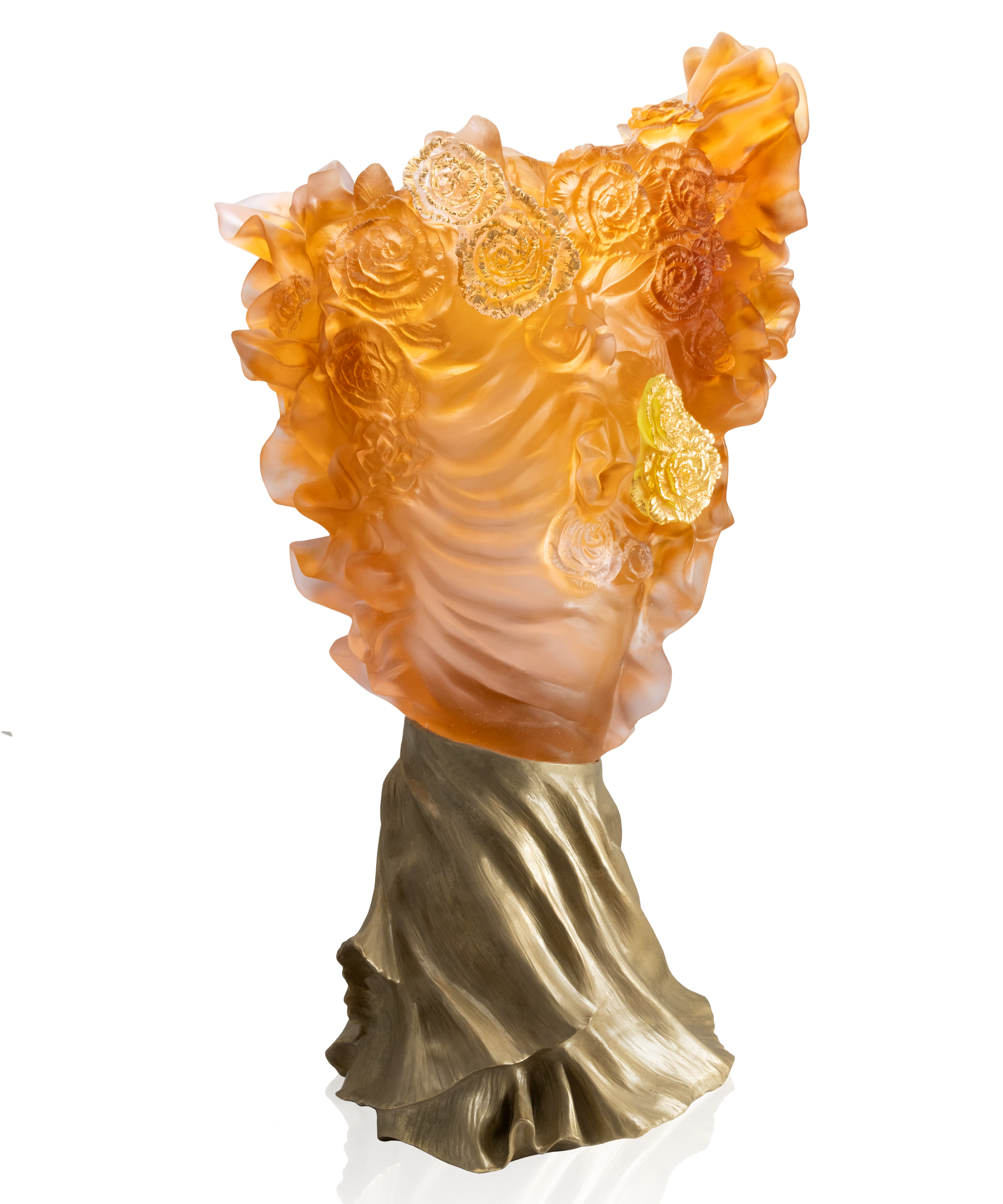 Vase Rose Royale de Daum, prestige, en verre coloré rose avec motif élégant, présenté sur un fond neutre.