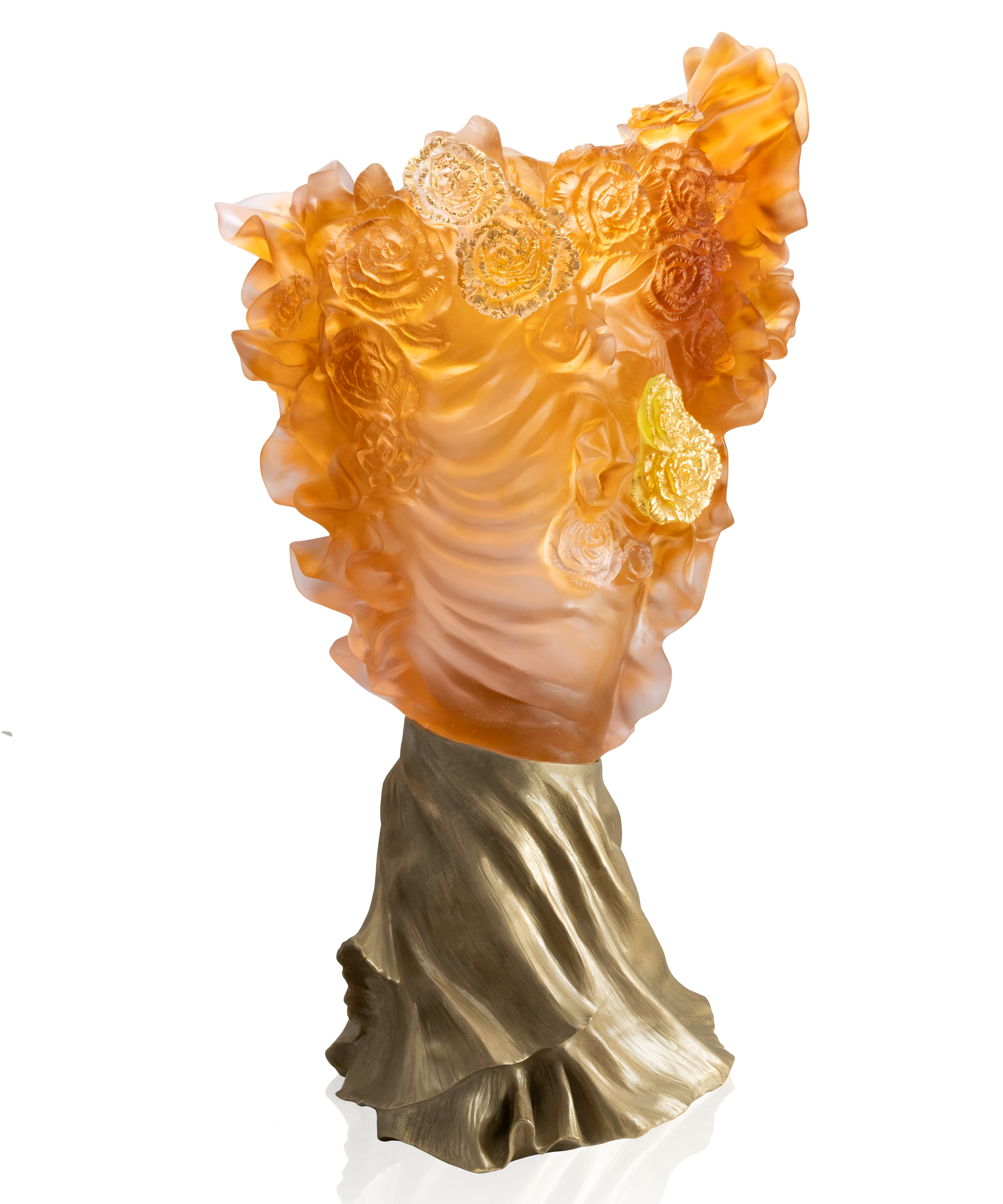 Vase Rose Royale de Daum, prestige, en verre coloré rose avec motif élégant, présenté sur un fond neutre.