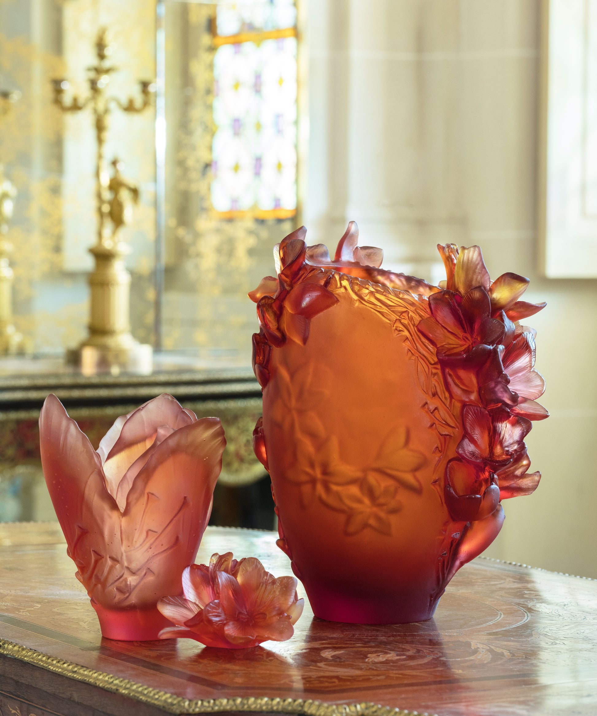 Vase Safran petit modèle en verre de la marque Daum, design élégant avec finition artisanale, sur fond neutre.