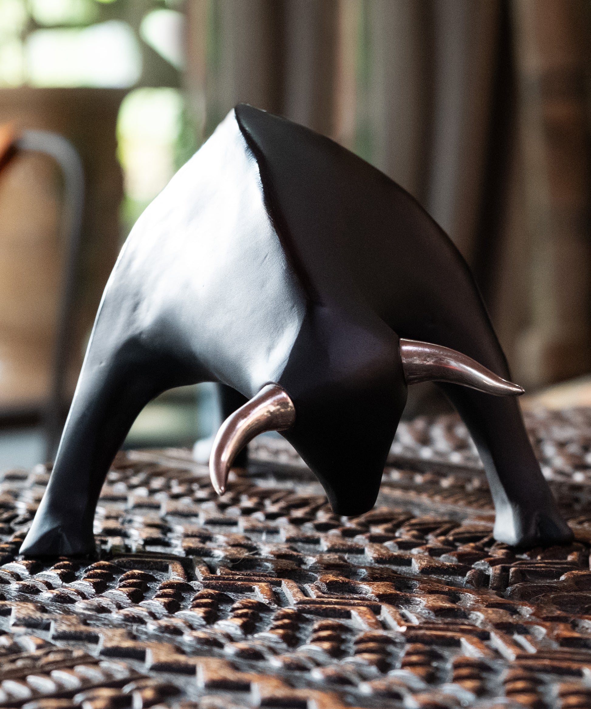 Vase Sévilla de Xavier Carnoy en verre Daum, design élégant avec finition brillante, posé sur une surface claire.