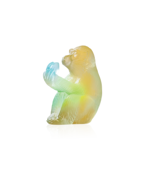 Singe à la pêche horoscope en cristal de Daum, sculpture artistique représentant un singe avec un poisson, détail élégant et coloré.